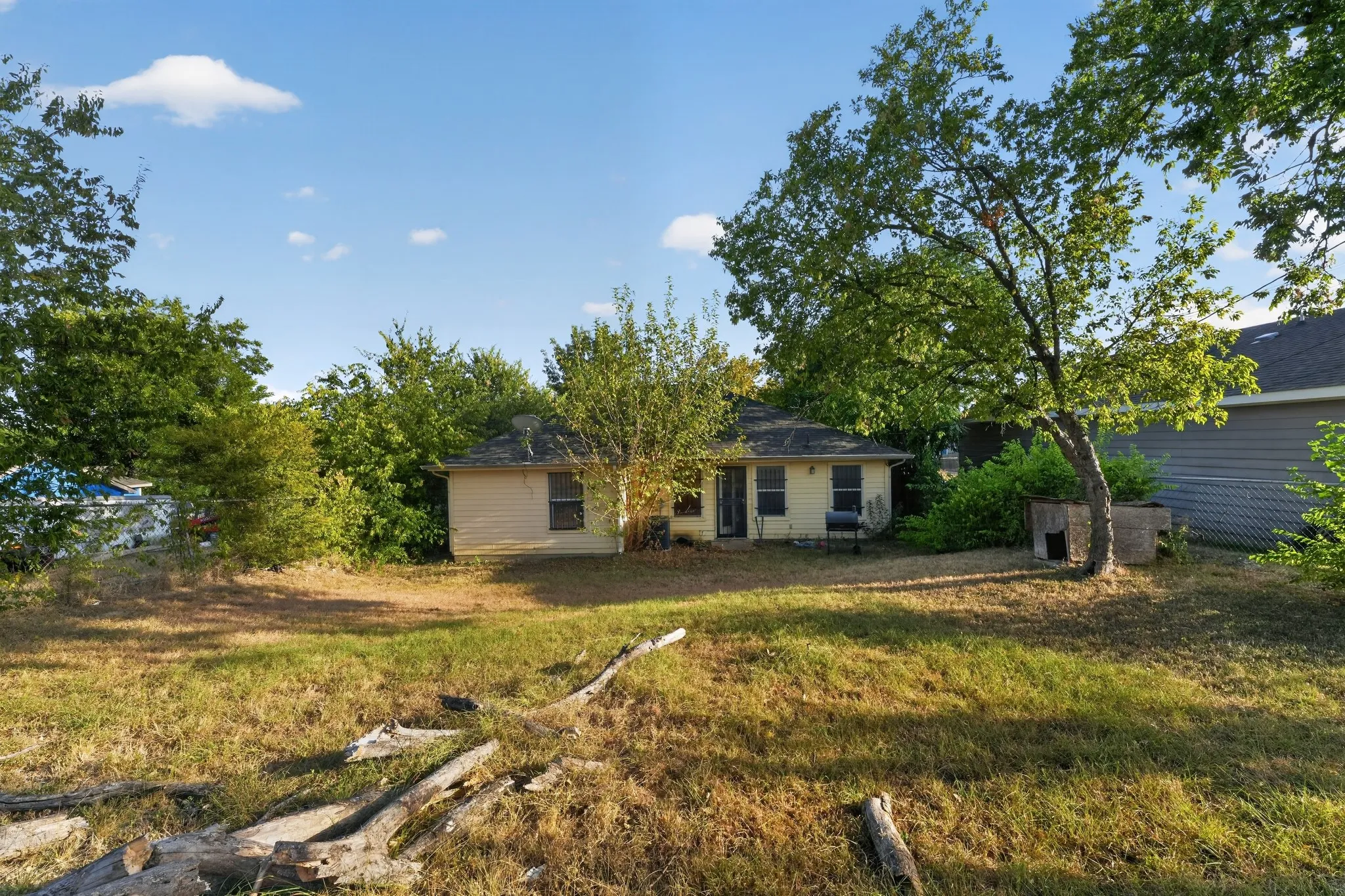 Single Family Residence For Sale in Tarrant County , 5532 Fernander Drive, Fort Worth, Texas 76107, 3 Bedroom, 2 Bathroom, 1 Garage spaces, 1,208 Sqft, built in 2002, mls#21365422, Real Estate Agent in Fort Worth, Homes For Sale in Tarrant county, Homes For Sale in Fort Worth, Realtor in Fort Worth Texas, Real Estate Brokerage Independent Realty Texas, Luminita Cordes Realtor