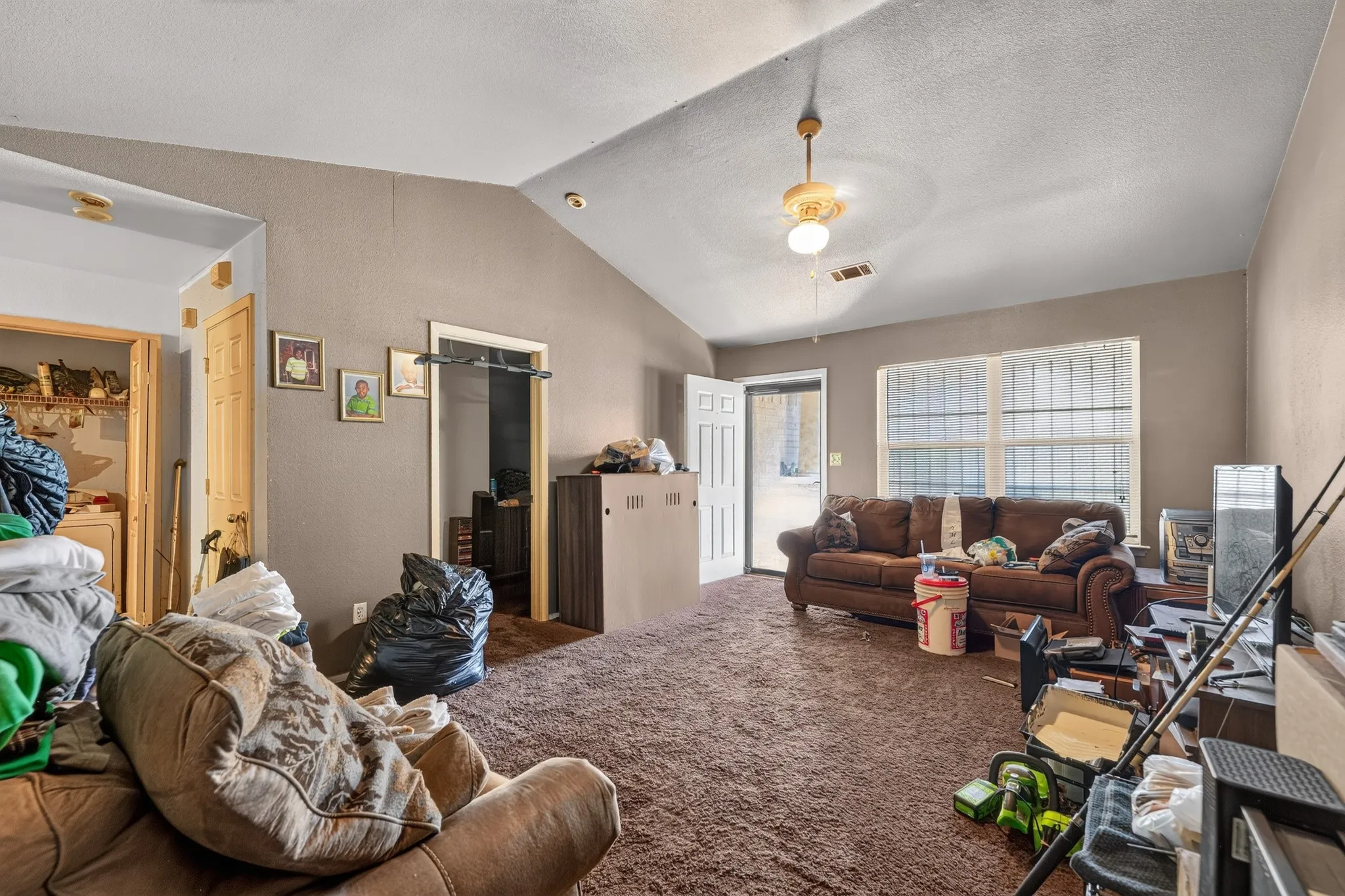 Single Family Residence For Sale in Tarrant County , 5532 Fernander Drive, Fort Worth, Texas 76107, 3 Bedroom, 2 Bathroom, 1 Garage spaces, 1,208 Sqft, built in 2002, mls#21365422, Real Estate Agent in Fort Worth, Homes For Sale in Tarrant county, Homes For Sale in Fort Worth, Realtor in Fort Worth Texas, Real Estate Brokerage Independent Realty Texas, Luminita Cordes Realtor