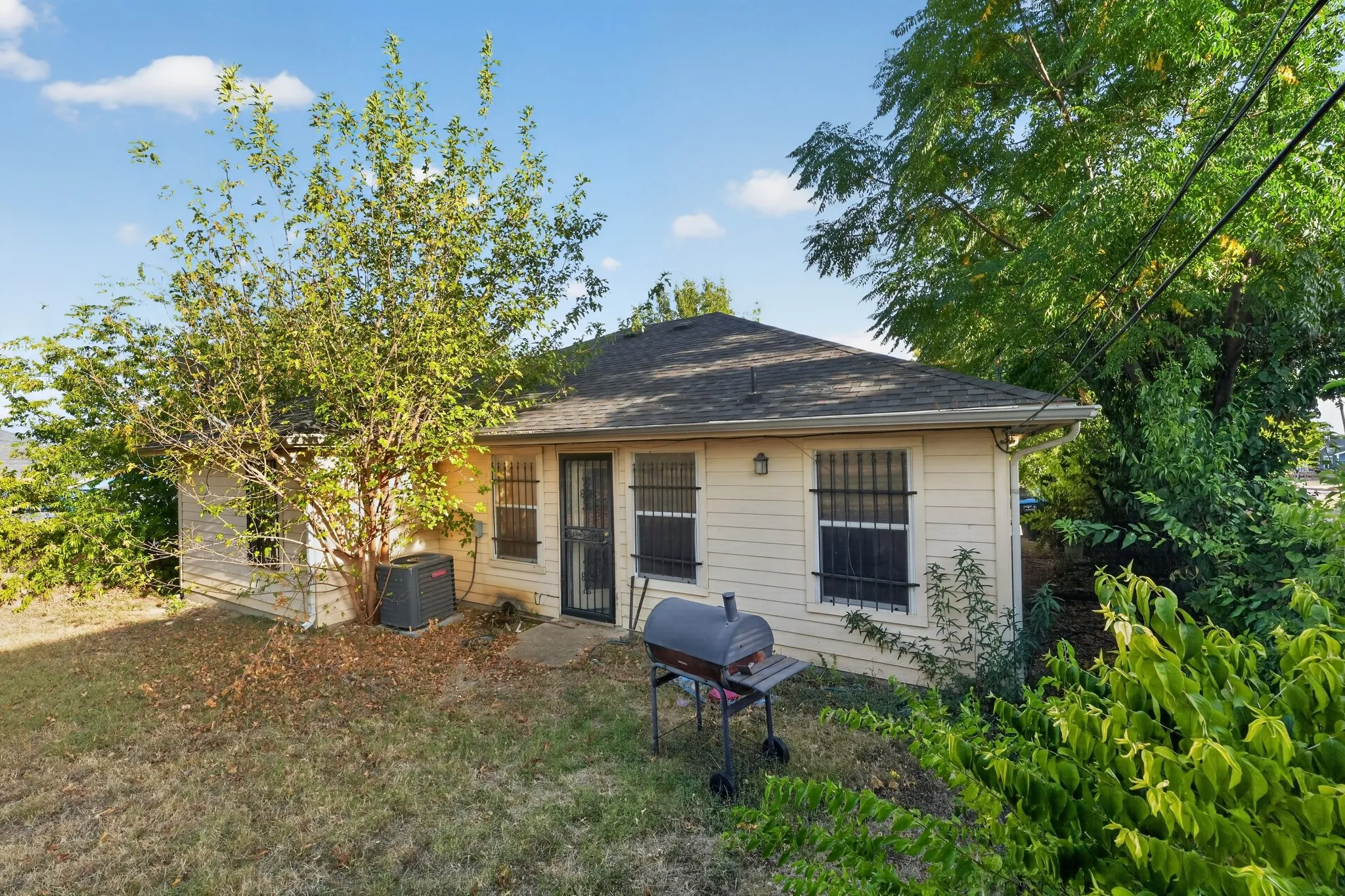 Single Family Residence For Sale in Tarrant County , 5532 Fernander Drive, Fort Worth, Texas 76107, 3 Bedroom, 2 Bathroom, 1 Garage spaces, 1,208 Sqft, built in 2002, mls#21365422, Real Estate Agent in Fort Worth, Homes For Sale in Tarrant county, Homes For Sale in Fort Worth, Realtor in Fort Worth Texas, Real Estate Brokerage Independent Realty Texas, Luminita Cordes Realtor