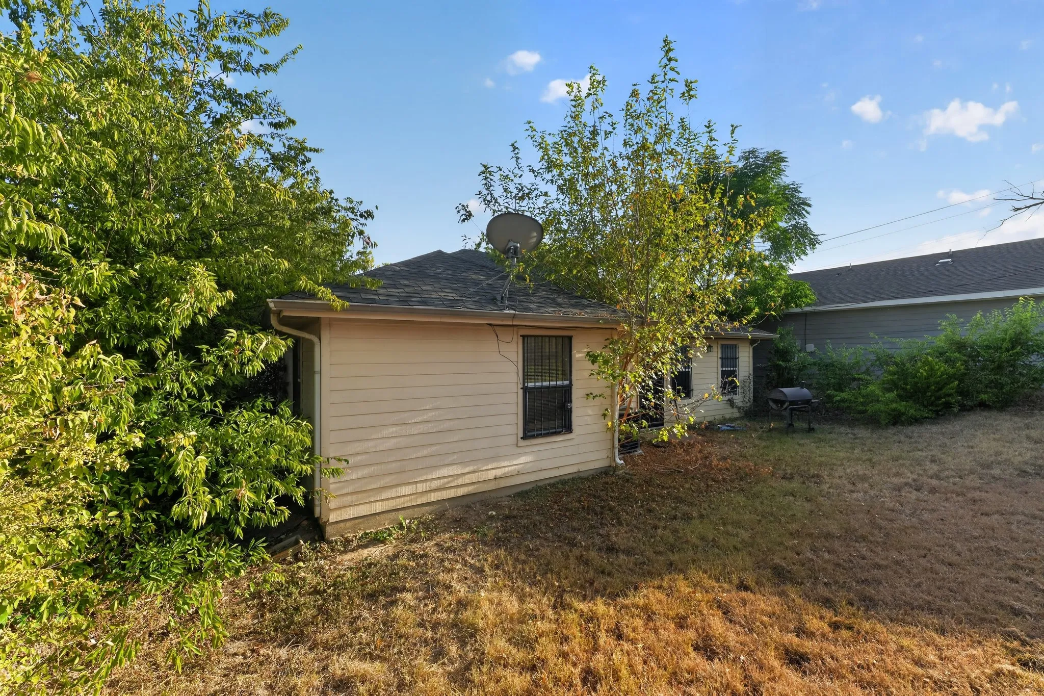 Single Family Residence For Sale in Tarrant County , 5532 Fernander Drive, Fort Worth, Texas 76107, 3 Bedroom, 2 Bathroom, 1 Garage spaces, 1,208 Sqft, built in 2002, mls#21365422, Real Estate Agent in Fort Worth, Homes For Sale in Tarrant county, Homes For Sale in Fort Worth, Realtor in Fort Worth Texas, Real Estate Brokerage Independent Realty Texas, Luminita Cordes Realtor
