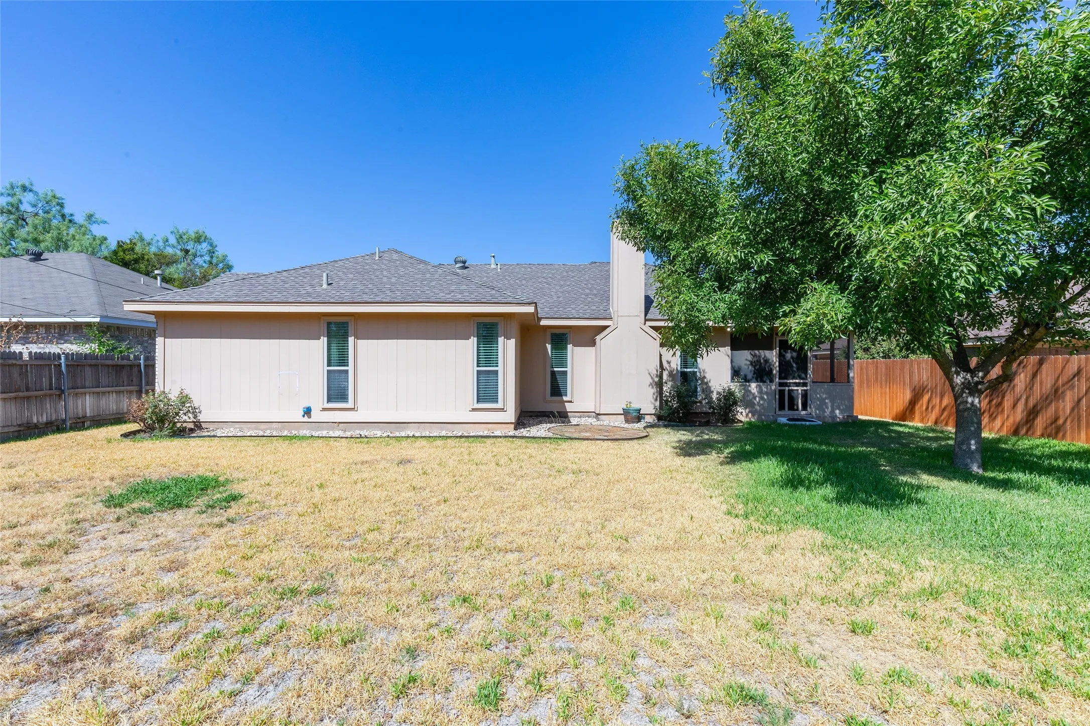 Single Family Residence For Sale in Taylor County , 801 Parsons Road, Abilene, Texas 79602, 2 Bedroom, 2 Bathroom, 2 Garage spaces, 1,400 Sqft, built in 1987, mls#21367027, Real Estate Agent in Abilene, Homes For Sale in Taylor county, Homes For Sale in Abilene, Realtor in Abilene Texas, Real Estate Brokerage Independent Realty Texas, Luminita Cordes Realtor