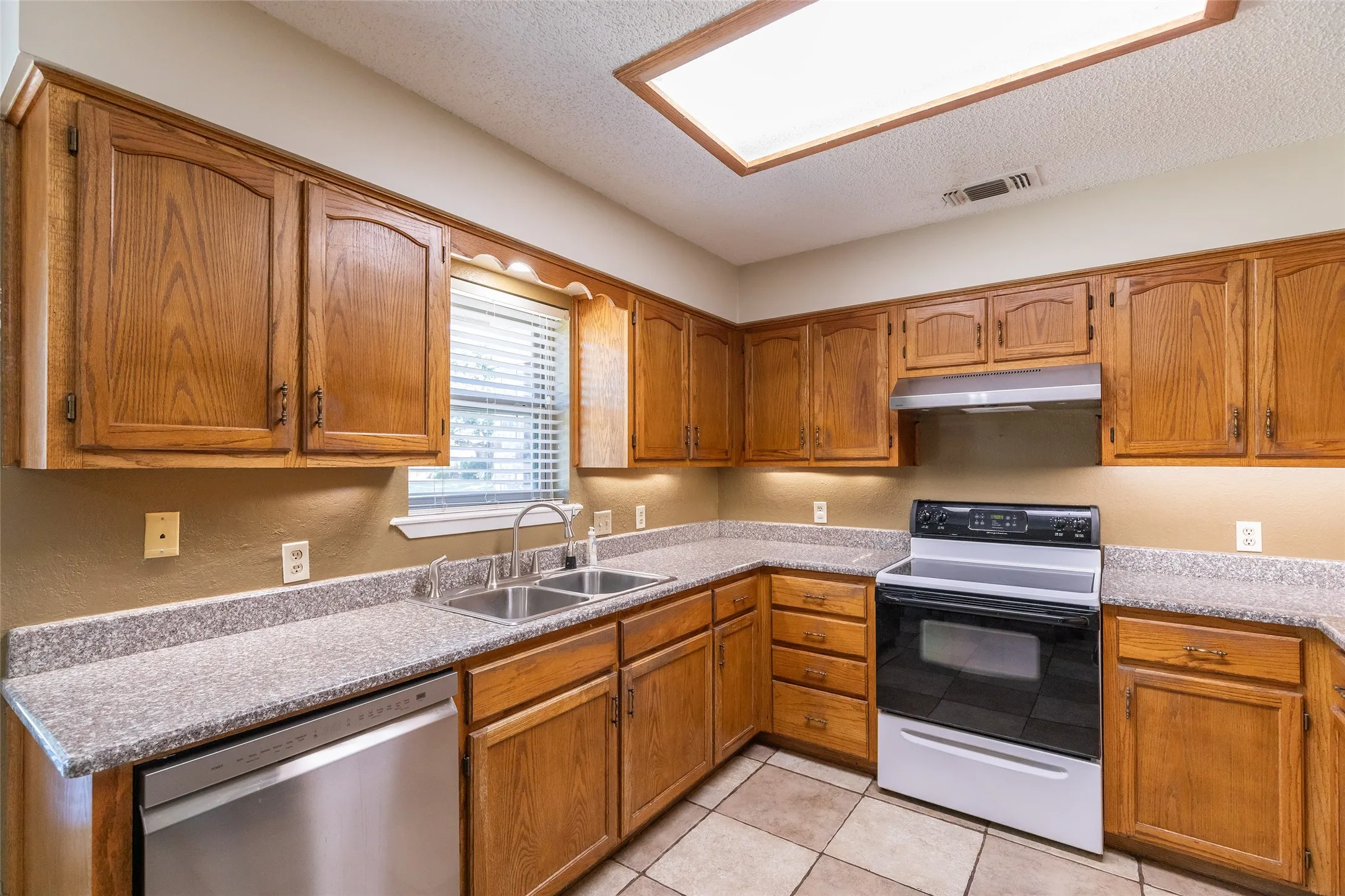 Single Family Residence For Sale in Taylor County , 801 Parsons Road, Abilene, Texas 79602, 2 Bedroom, 2 Bathroom, 2 Garage spaces, 1,400 Sqft, built in 1987, mls#21367027, Real Estate Agent in Abilene, Homes For Sale in Taylor county, Homes For Sale in Abilene, Realtor in Abilene Texas, Real Estate Brokerage Independent Realty Texas, Luminita Cordes Realtor
