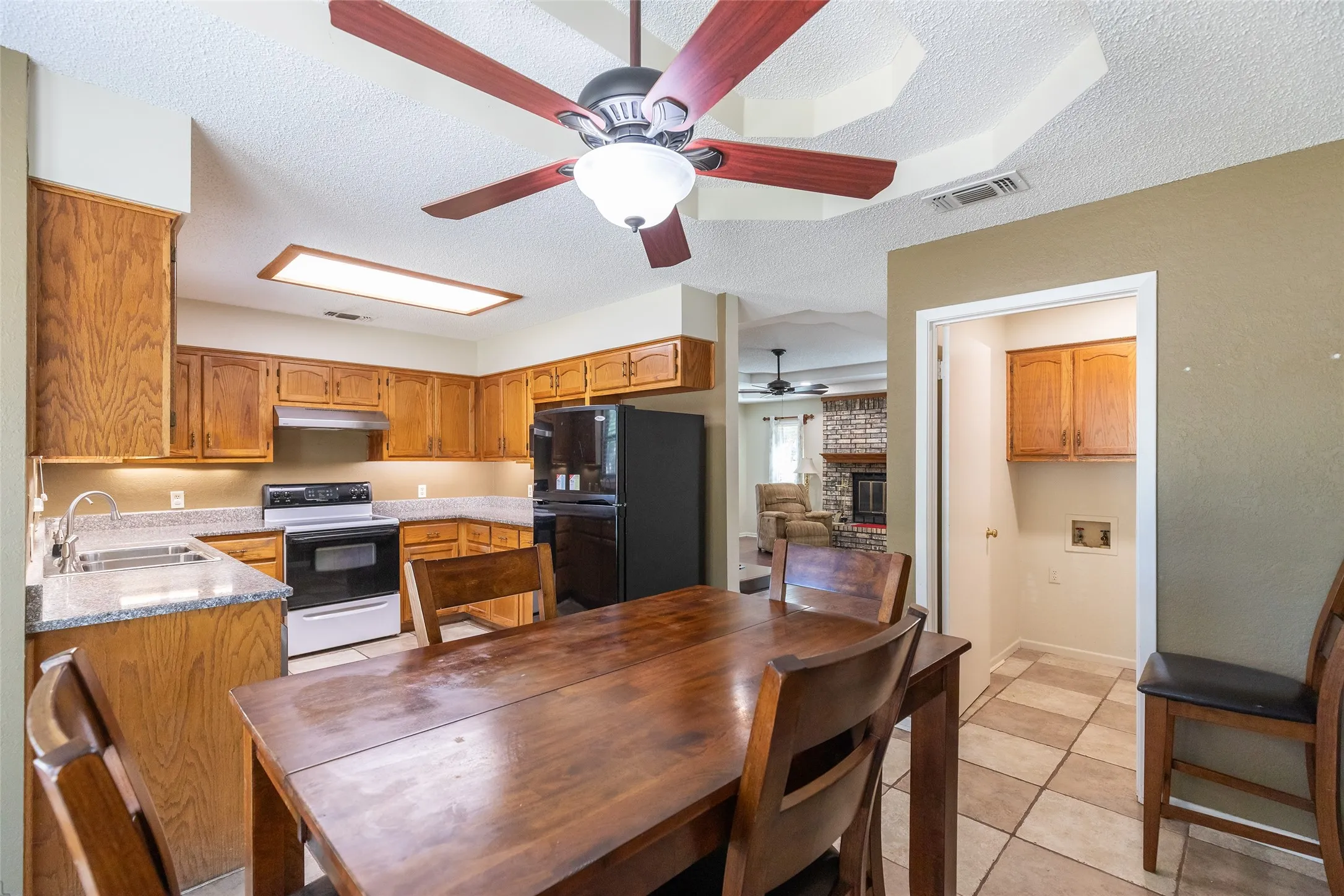 Single Family Residence For Sale in Taylor County , 801 Parsons Road, Abilene, Texas 79602, 2 Bedroom, 2 Bathroom, 2 Garage spaces, 1,400 Sqft, built in 1987, mls#21367027, Real Estate Agent in Abilene, Homes For Sale in Taylor county, Homes For Sale in Abilene, Realtor in Abilene Texas, Real Estate Brokerage Independent Realty Texas, Luminita Cordes Realtor