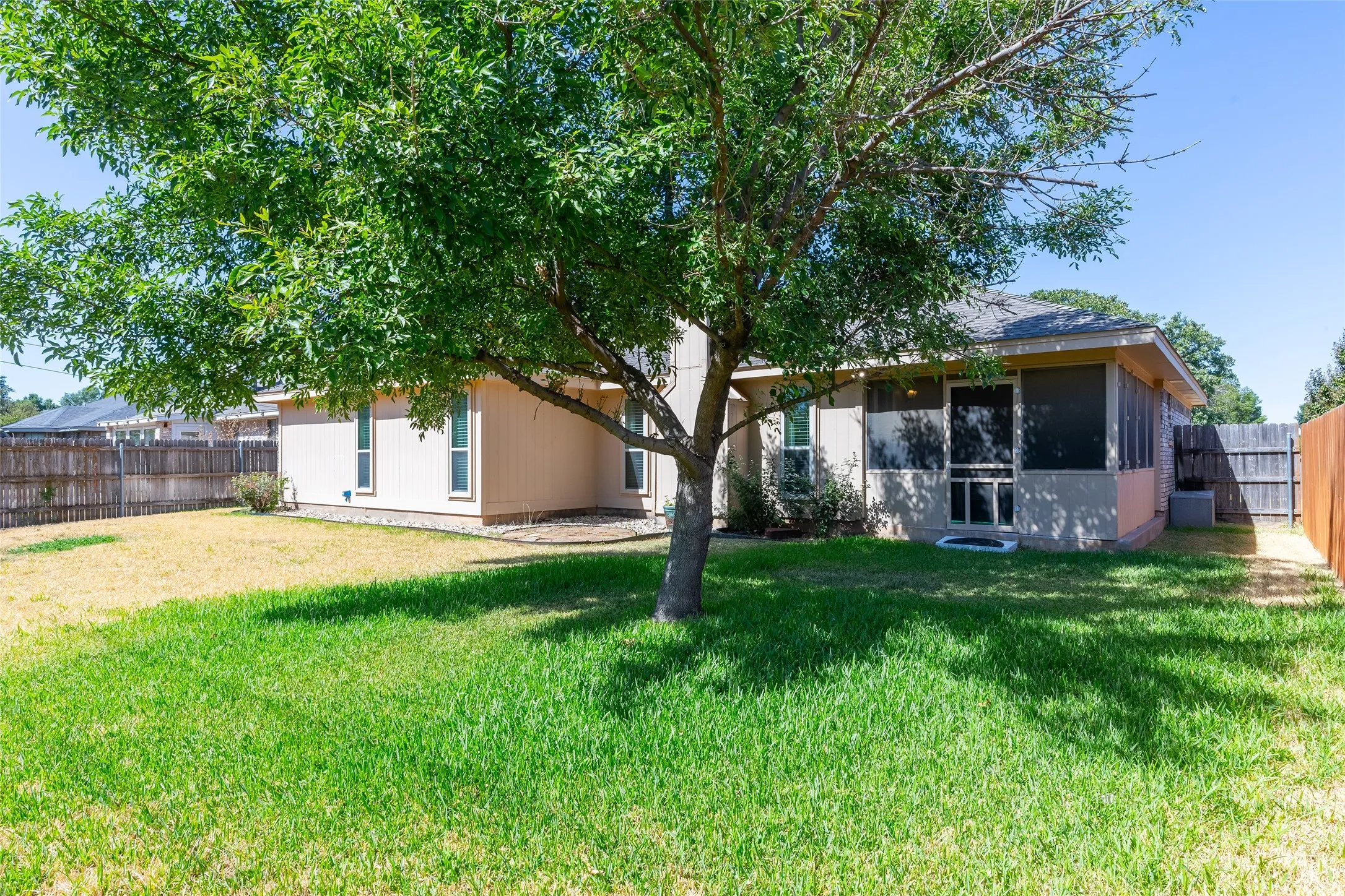 Single Family Residence For Sale in Taylor County , 801 Parsons Road, Abilene, Texas 79602, 2 Bedroom, 2 Bathroom, 2 Garage spaces, 1,400 Sqft, built in 1987, mls#21367027, Real Estate Agent in Abilene, Homes For Sale in Taylor county, Homes For Sale in Abilene, Realtor in Abilene Texas, Real Estate Brokerage Independent Realty Texas, Luminita Cordes Realtor