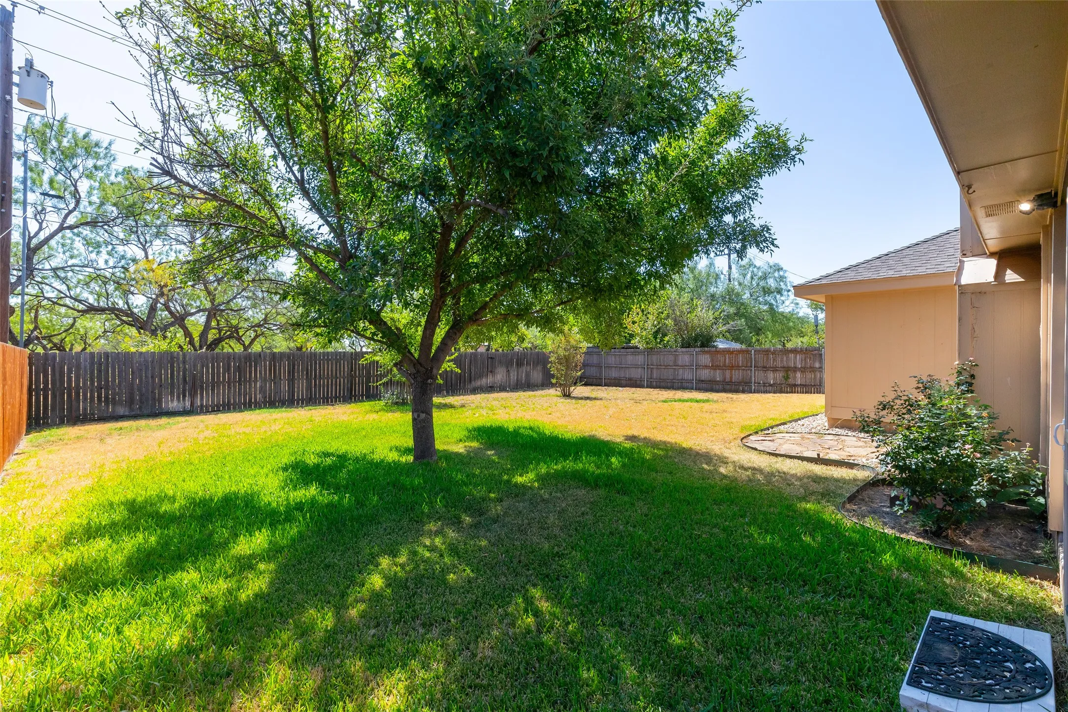 Single Family Residence For Sale in Taylor County , 801 Parsons Road, Abilene, Texas 79602, 2 Bedroom, 2 Bathroom, 2 Garage spaces, 1,400 Sqft, built in 1987, mls#21367027, Real Estate Agent in Abilene, Homes For Sale in Taylor county, Homes For Sale in Abilene, Realtor in Abilene Texas, Real Estate Brokerage Independent Realty Texas, Luminita Cordes Realtor