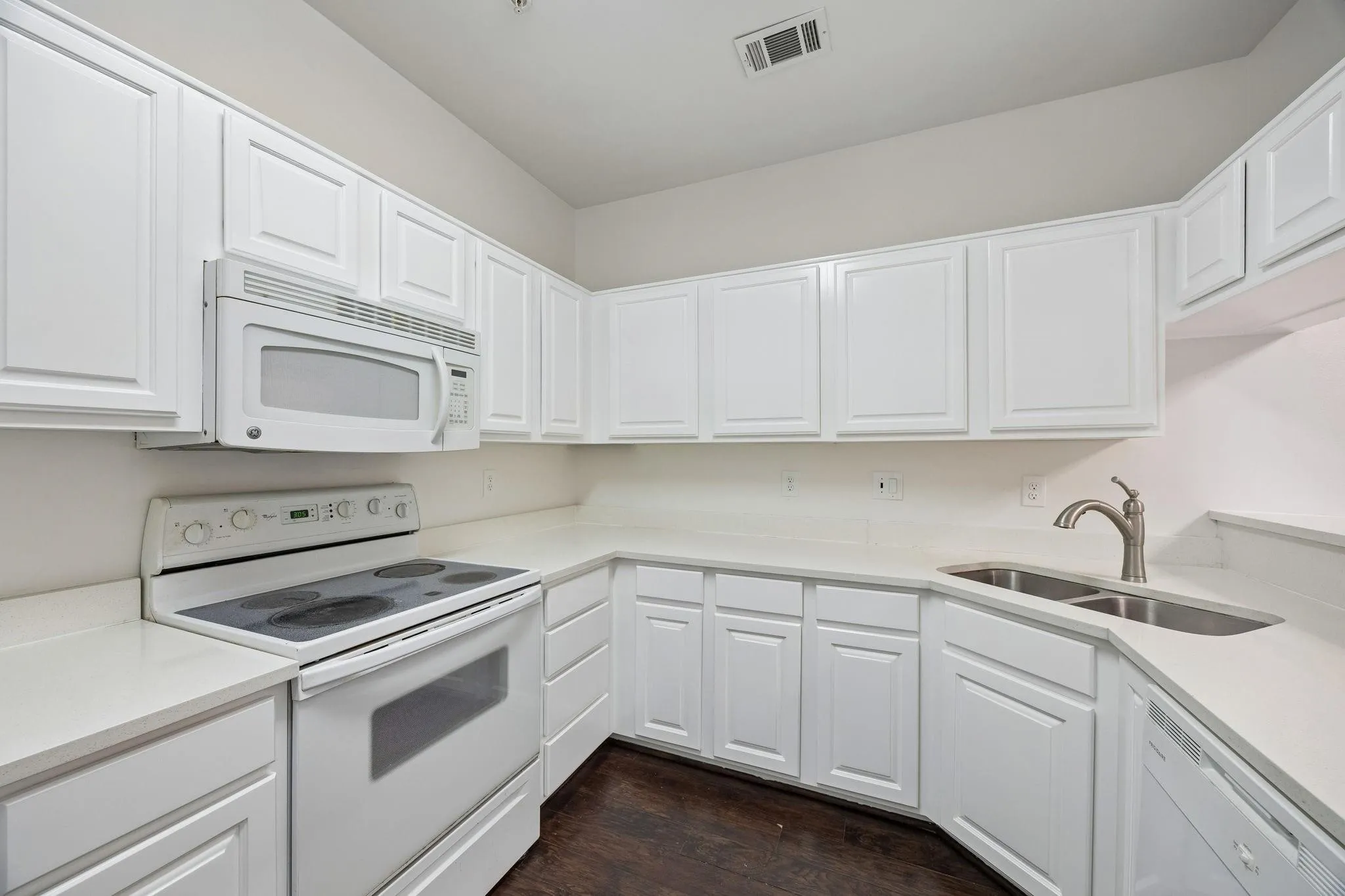 Condominium For Rent in Dallas County , 3401 Binkley Avenue C, University Park, Texas 75205, 1 Bedroom, 2 Bathroom, 1 Garage spaces, 974 Sqft, built in 1985, mls#21367012, Real Estate Agent in University Park, Homes For Rent in Dallas county, Homes For Rent in University Park, Realtor in University Park Texas, Real Estate Brokerage Independent Realty Texas, Luminita Cordes Realtor
