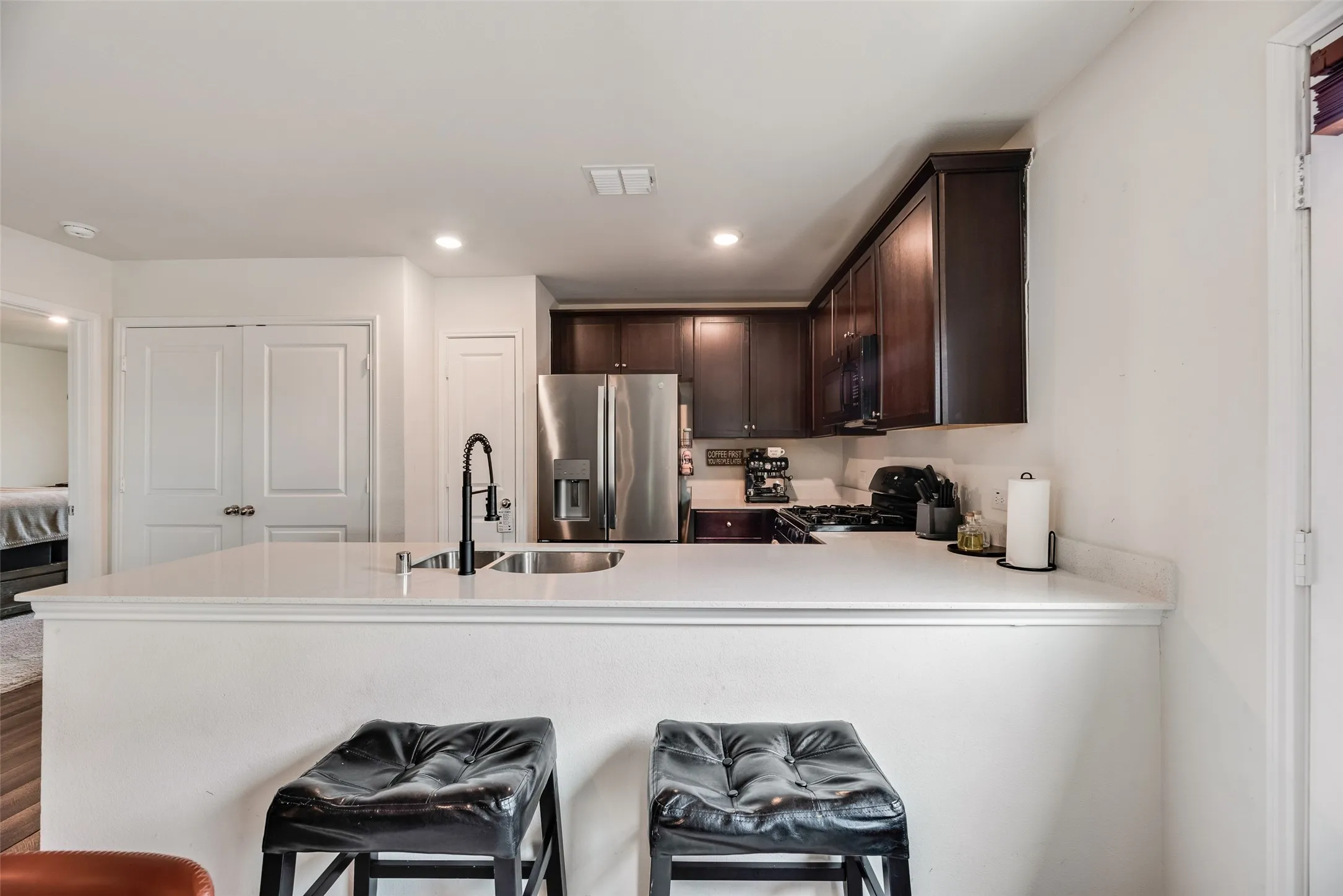 kitchen with island area, great for entertaining.