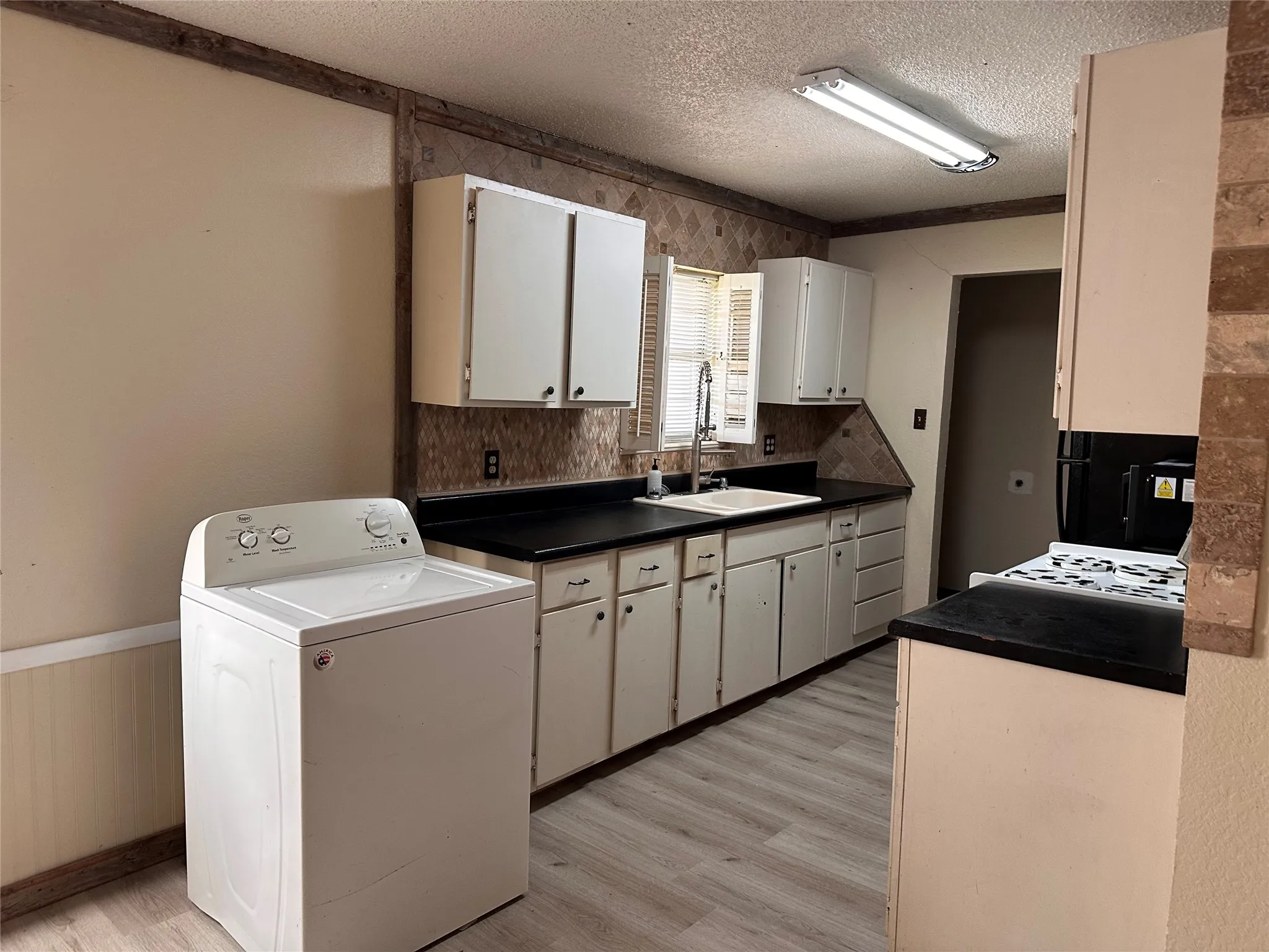 Single Family Residence For Sale in Johnson County , 913 County Road 1003a, Godley, Texas 76044, 3 Bedroom, 2 Bathroom, Garage spaces, 1,440 Sqft, built in 1980, mls#21367048, Real Estate Agent in Godley, Homes For Sale in Johnson county, Homes For Sale in Godley, Realtor in Godley Texas, Real Estate Brokerage Independent Realty Texas, Luminita Cordes Realtor
