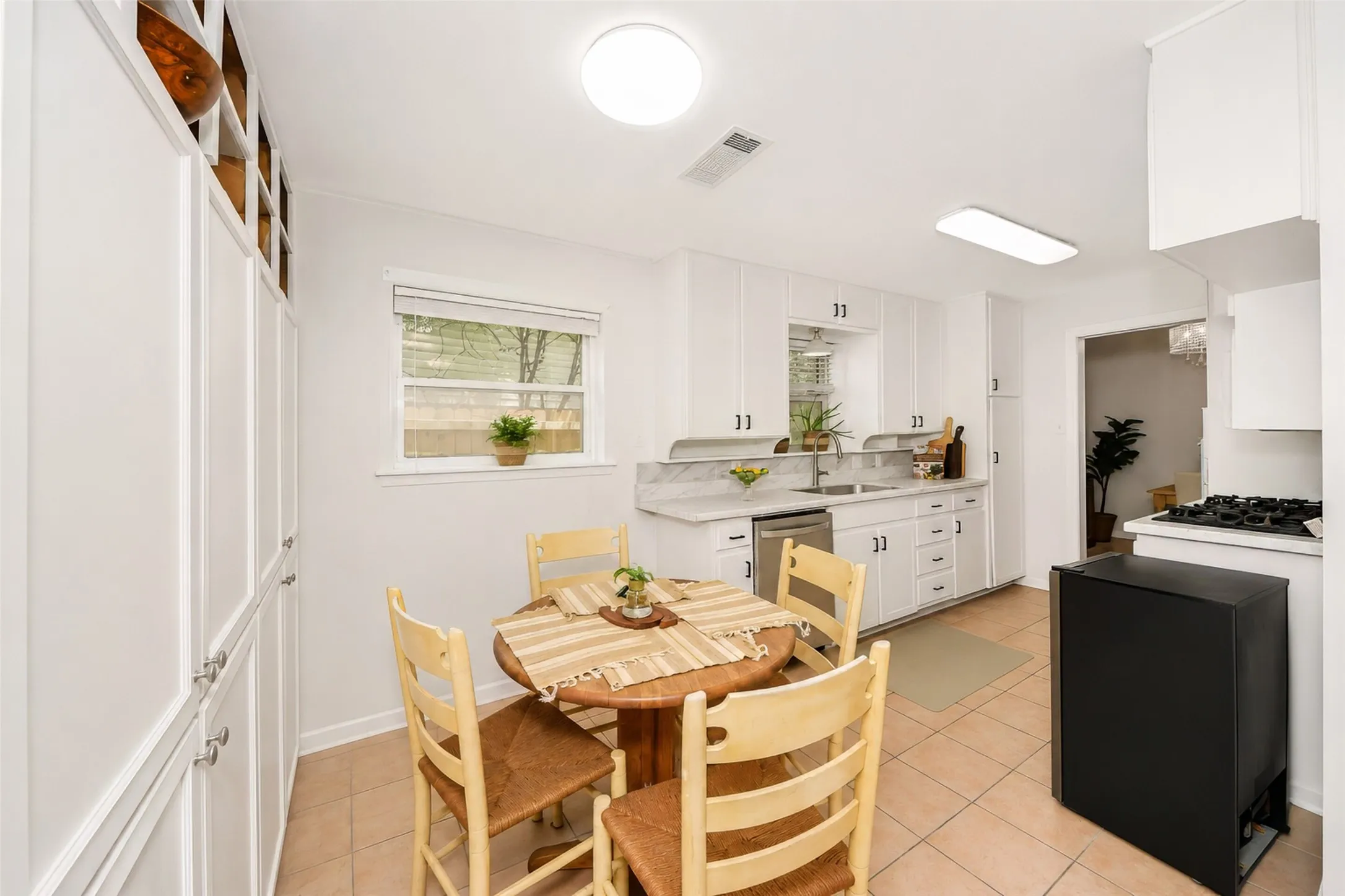 Single Family Residence For Rent in Tarrant County , 133 Oakhurst Drive, Bedford, Texas 76022, 3 Bedroom, 2 Bathroom, 2 Garage spaces, 1,533 Sqft, built in 1963, mls#21367050, Real Estate Agent in Bedford, Homes For Rent in Tarrant county, Homes For Rent in Bedford, Realtor in Bedford Texas, Real Estate Brokerage Independent Realty Texas, Luminita Cordes Realtor