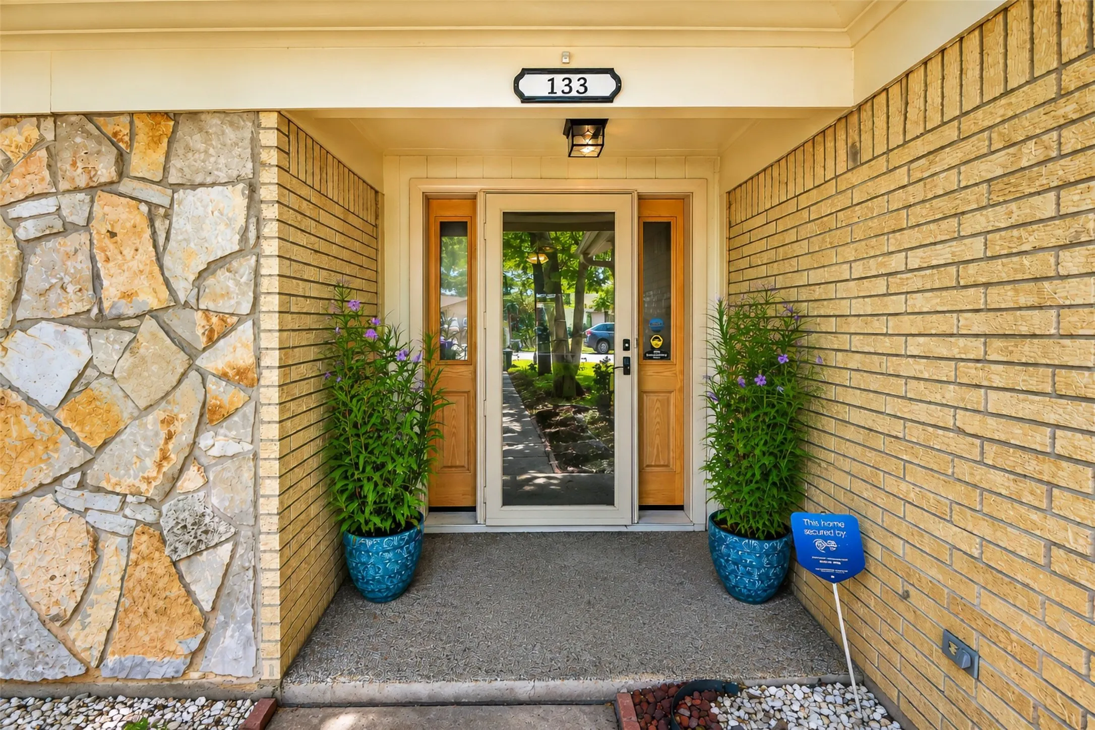 Single Family Residence For Rent in Tarrant County , 133 Oakhurst Drive, Bedford, Texas 76022, 3 Bedroom, 2 Bathroom, 2 Garage spaces, 1,533 Sqft, built in 1963, mls#21367050, Real Estate Agent in Bedford, Homes For Rent in Tarrant county, Homes For Rent in Bedford, Realtor in Bedford Texas, Real Estate Brokerage Independent Realty Texas, Luminita Cordes Realtor