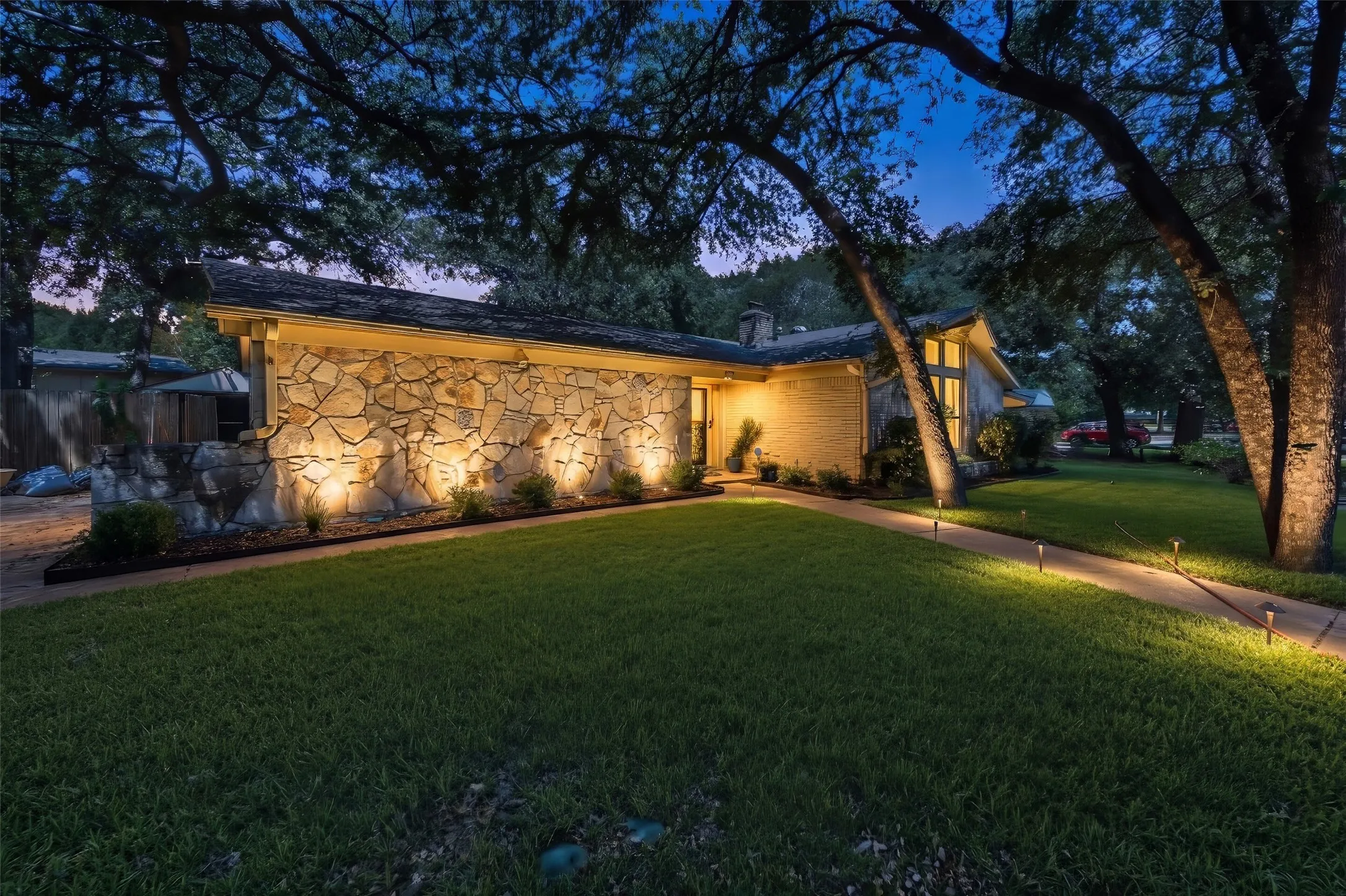 Single Family Residence For Rent in Tarrant County , 133 Oakhurst Drive, Bedford, Texas 76022, 3 Bedroom, 2 Bathroom, 2 Garage spaces, 1,533 Sqft, built in 1963, mls#21367050, Real Estate Agent in Bedford, Homes For Rent in Tarrant county, Homes For Rent in Bedford, Realtor in Bedford Texas, Real Estate Brokerage Independent Realty Texas, Luminita Cordes Realtor