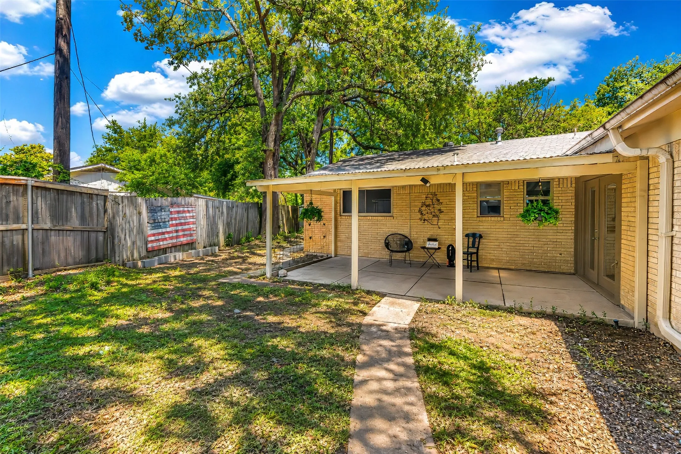 Single Family Residence For Rent in Tarrant County , 133 Oakhurst Drive, Bedford, Texas 76022, 3 Bedroom, 2 Bathroom, 2 Garage spaces, 1,533 Sqft, built in 1963, mls#21367050, Real Estate Agent in Bedford, Homes For Rent in Tarrant county, Homes For Rent in Bedford, Realtor in Bedford Texas, Real Estate Brokerage Independent Realty Texas, Luminita Cordes Realtor
