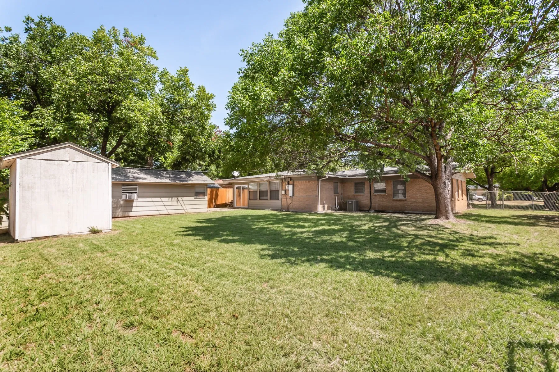 Single Family Residence For Sale in Dallas County , 1203 Sunnybrook Drive, Irving, Texas 75061, 3 Bedroom, 2 Bathroom, Garage spaces, 1,601 Sqft, built in 1956, mls#21367058, Real Estate Agent in Irving, Homes For Sale in Dallas county, Homes For Sale in Irving, Realtor in Irving Texas, Real Estate Brokerage Independent Realty Texas, Luminita Cordes Realtor