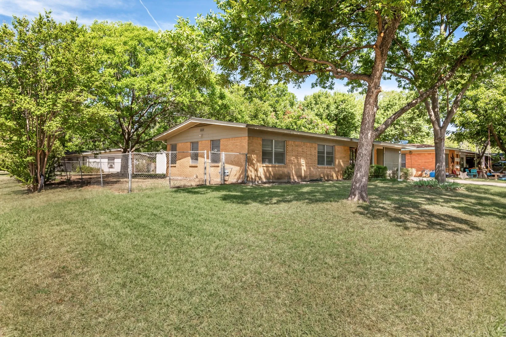 Single Family Residence For Sale in Dallas County , 1203 Sunnybrook Drive, Irving, Texas 75061, 3 Bedroom, 2 Bathroom, Garage spaces, 1,601 Sqft, built in 1956, mls#21367058, Real Estate Agent in Irving, Homes For Sale in Dallas county, Homes For Sale in Irving, Realtor in Irving Texas, Real Estate Brokerage Independent Realty Texas, Luminita Cordes Realtor