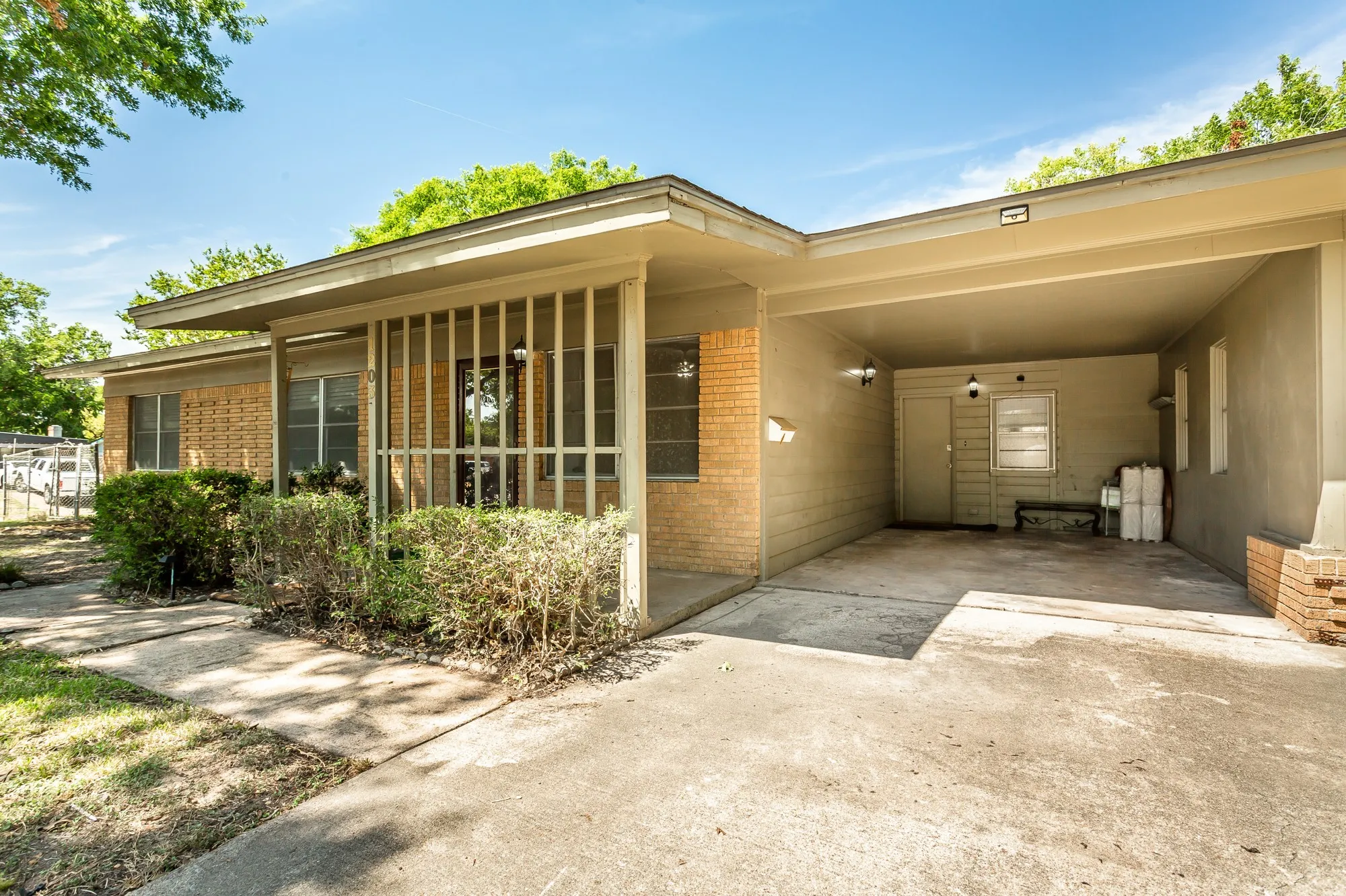 Single Family Residence For Sale in Dallas County , 1203 Sunnybrook Drive, Irving, Texas 75061, 3 Bedroom, 2 Bathroom, Garage spaces, 1,601 Sqft, built in 1956, mls#21367058, Real Estate Agent in Irving, Homes For Sale in Dallas county, Homes For Sale in Irving, Realtor in Irving Texas, Real Estate Brokerage Independent Realty Texas, Luminita Cordes Realtor