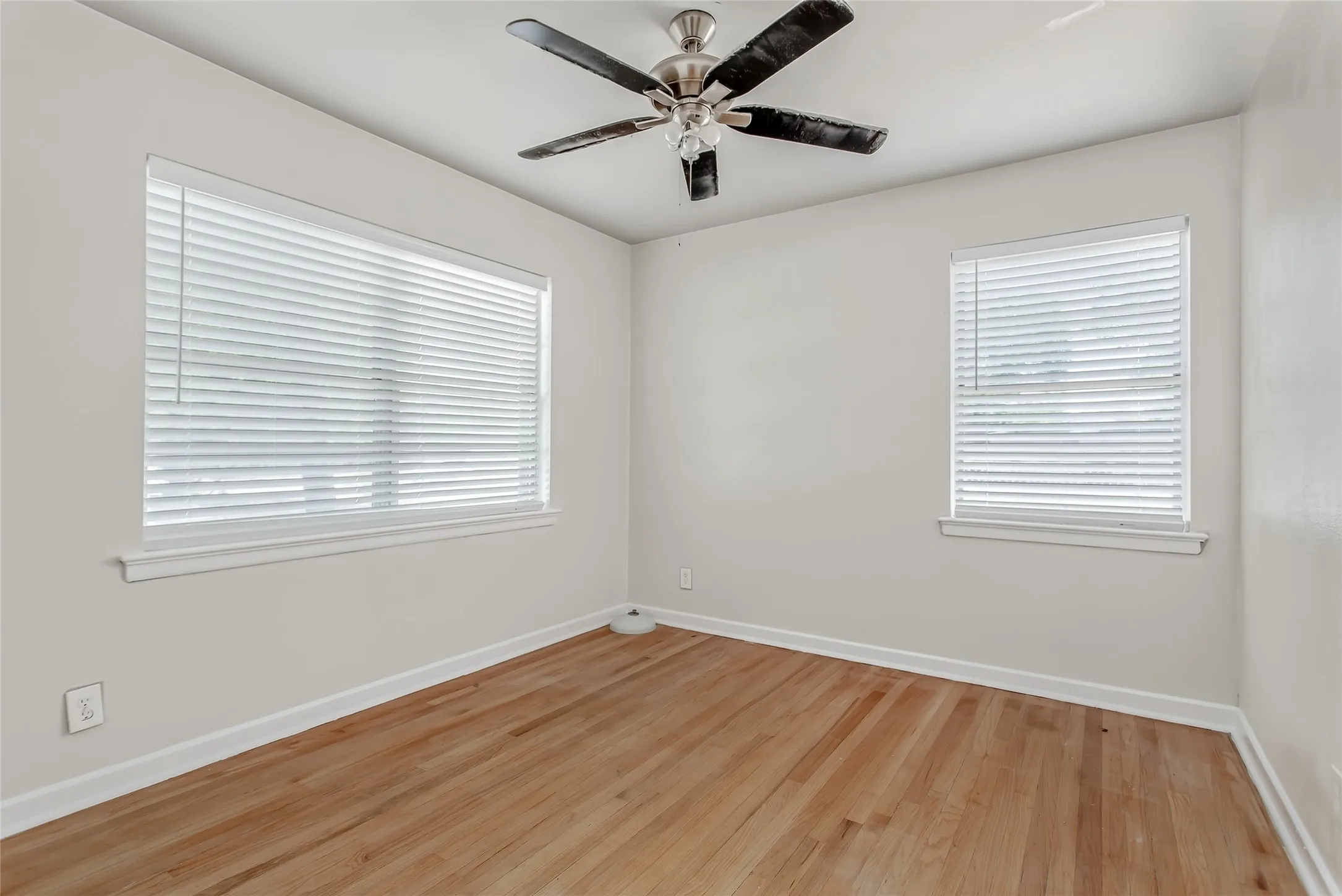 Single Family Residence For Sale in Dallas County , 1203 Sunnybrook Drive, Irving, Texas 75061, 3 Bedroom, 2 Bathroom, Garage spaces, 1,601 Sqft, built in 1956, mls#21367058, Real Estate Agent in Irving, Homes For Sale in Dallas county, Homes For Sale in Irving, Realtor in Irving Texas, Real Estate Brokerage Independent Realty Texas, Luminita Cordes Realtor
