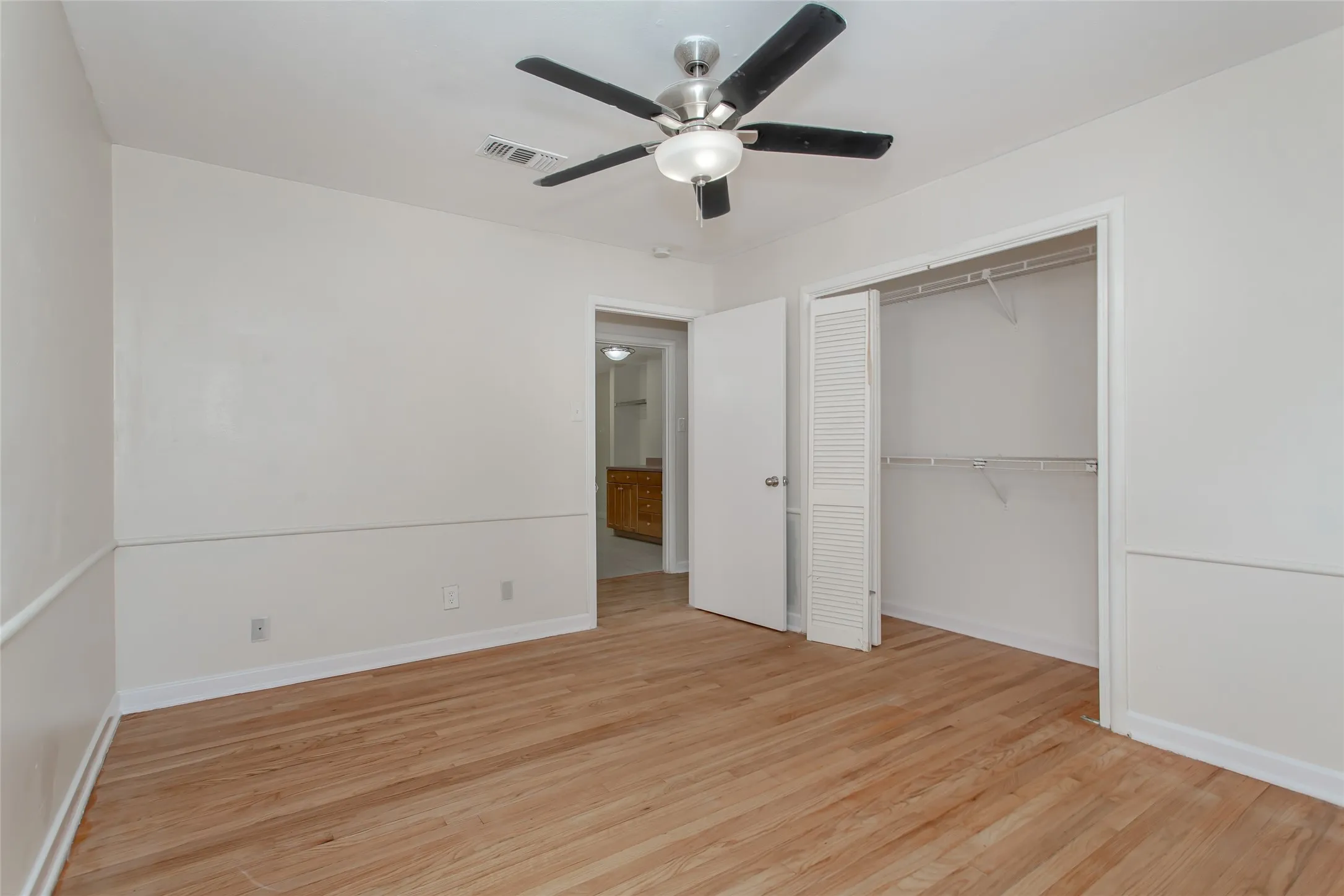 Single Family Residence For Sale in Dallas County , 1203 Sunnybrook Drive, Irving, Texas 75061, 3 Bedroom, 2 Bathroom, Garage spaces, 1,601 Sqft, built in 1956, mls#21367058, Real Estate Agent in Irving, Homes For Sale in Dallas county, Homes For Sale in Irving, Realtor in Irving Texas, Real Estate Brokerage Independent Realty Texas, Luminita Cordes Realtor