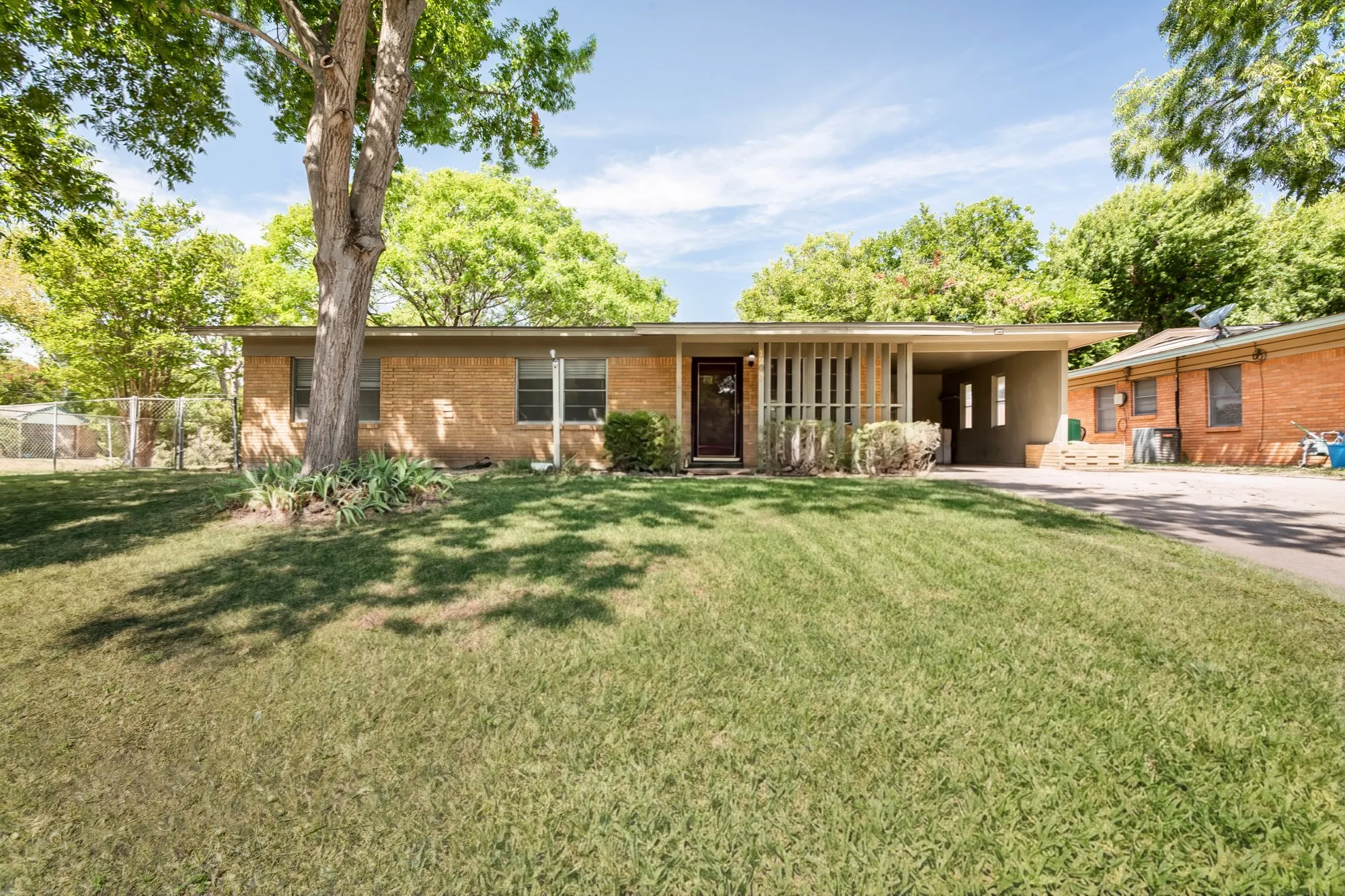 Single Family Residence For Sale in Dallas County , 1203 Sunnybrook Drive, Irving, Texas 75061, 3 Bedroom, 2 Bathroom, Garage spaces, 1,601 Sqft, built in 1956, mls#21367058, Real Estate Agent in Irving, Homes For Sale in Dallas county, Homes For Sale in Irving, Realtor in Irving Texas, Real Estate Brokerage Independent Realty Texas, Luminita Cordes Realtor