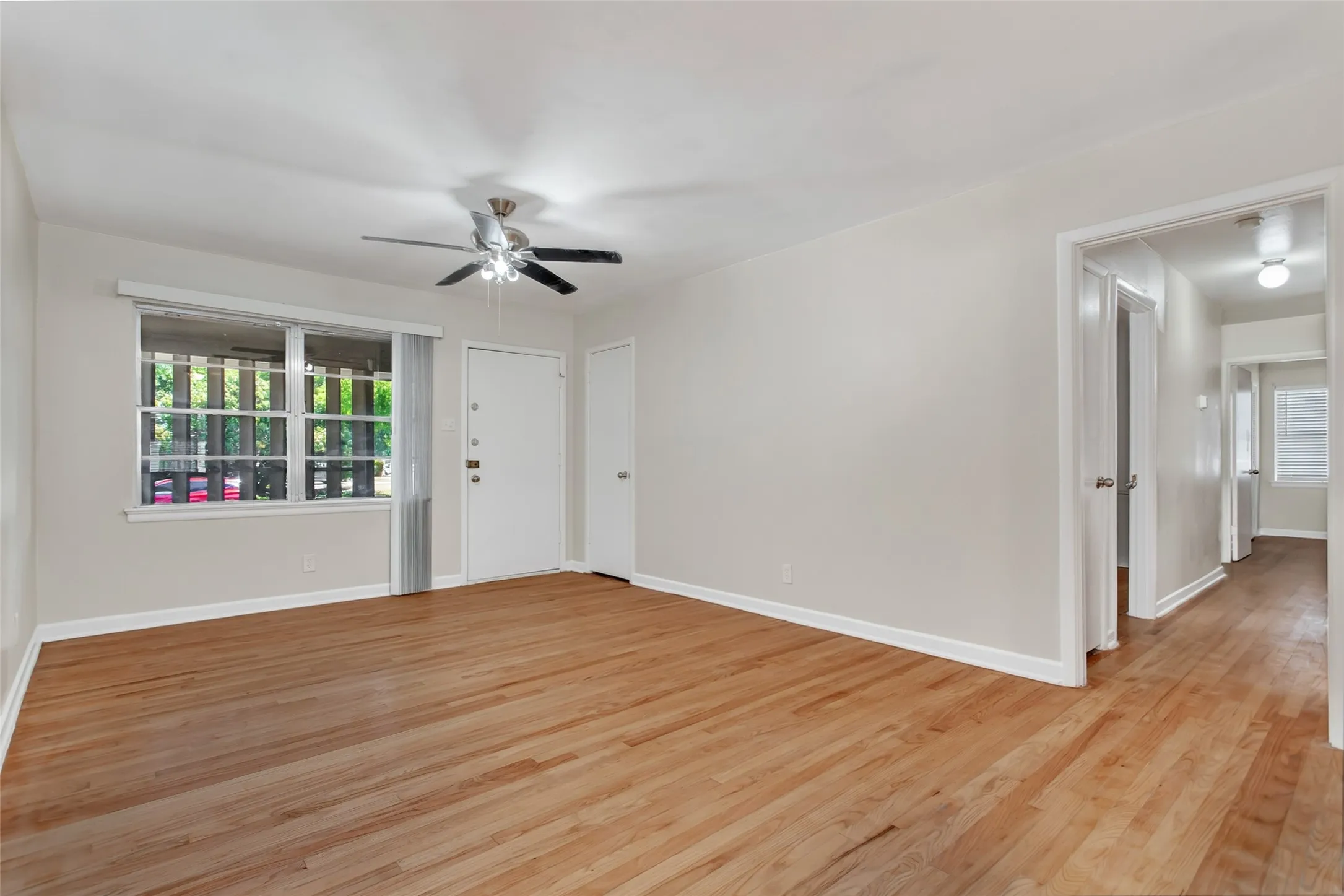 Single Family Residence For Sale in Dallas County , 1203 Sunnybrook Drive, Irving, Texas 75061, 3 Bedroom, 2 Bathroom, Garage spaces, 1,601 Sqft, built in 1956, mls#21367058, Real Estate Agent in Irving, Homes For Sale in Dallas county, Homes For Sale in Irving, Realtor in Irving Texas, Real Estate Brokerage Independent Realty Texas, Luminita Cordes Realtor