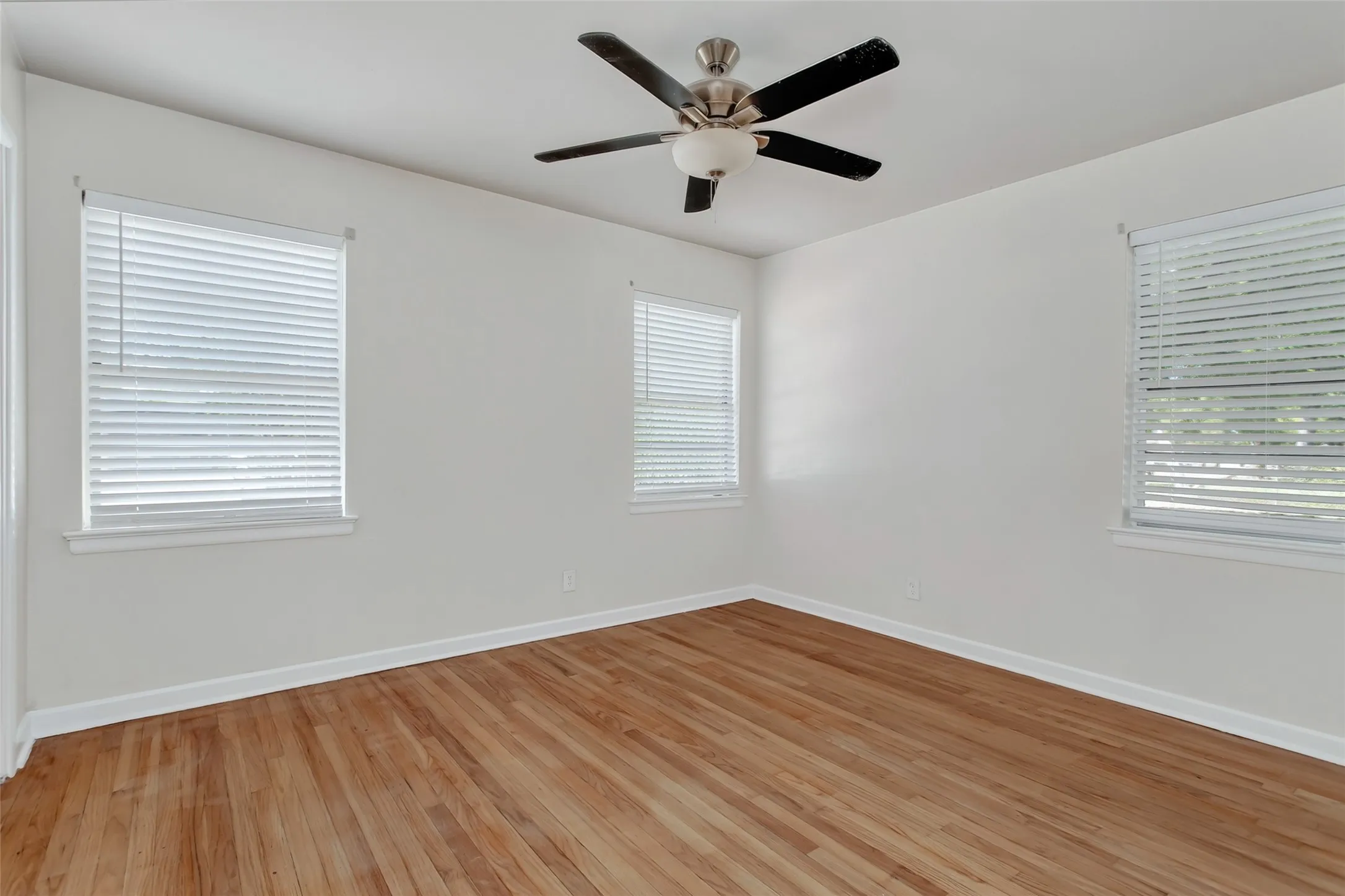 Single Family Residence For Sale in Dallas County , 1203 Sunnybrook Drive, Irving, Texas 75061, 3 Bedroom, 2 Bathroom, Garage spaces, 1,601 Sqft, built in 1956, mls#21367058, Real Estate Agent in Irving, Homes For Sale in Dallas county, Homes For Sale in Irving, Realtor in Irving Texas, Real Estate Brokerage Independent Realty Texas, Luminita Cordes Realtor