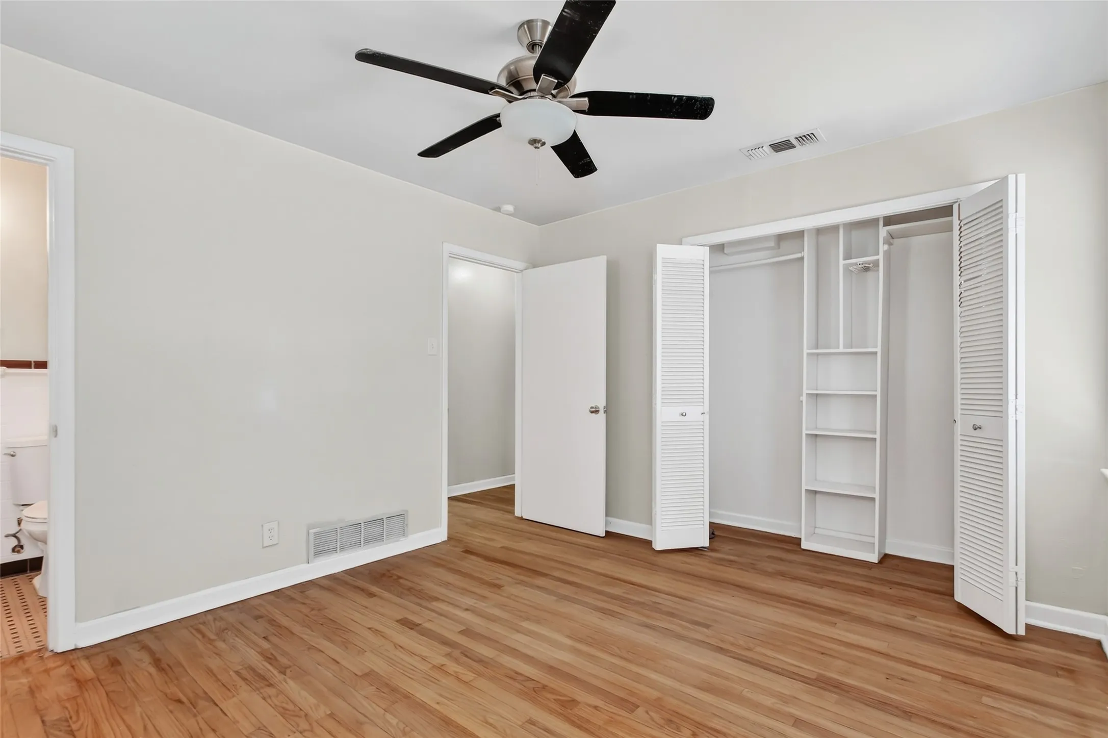 Single Family Residence For Sale in Dallas County , 1203 Sunnybrook Drive, Irving, Texas 75061, 3 Bedroom, 2 Bathroom, Garage spaces, 1,601 Sqft, built in 1956, mls#21367058, Real Estate Agent in Irving, Homes For Sale in Dallas county, Homes For Sale in Irving, Realtor in Irving Texas, Real Estate Brokerage Independent Realty Texas, Luminita Cordes Realtor