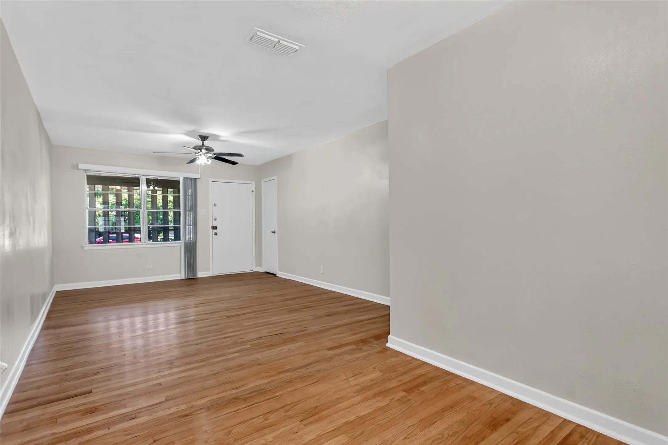 Single Family Residence For Sale in Dallas County , 1203 Sunnybrook Drive, Irving, Texas 75061, 3 Bedroom, 2 Bathroom, Garage spaces, 1,601 Sqft, built in 1956, mls#21367058, Real Estate Agent in Irving, Homes For Sale in Dallas county, Homes For Sale in Irving, Realtor in Irving Texas, Real Estate Brokerage Independent Realty Texas, Luminita Cordes Realtor