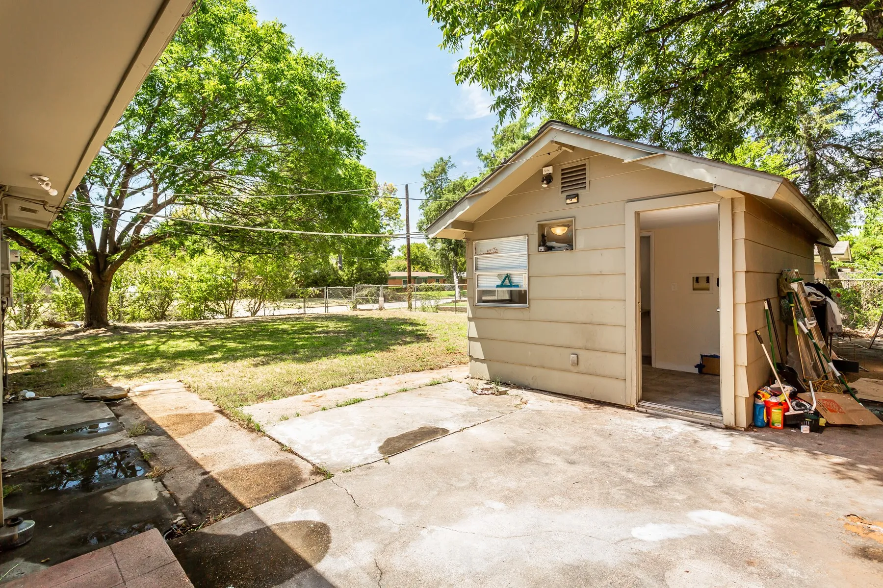Single Family Residence For Sale in Dallas County , 1203 Sunnybrook Drive, Irving, Texas 75061, 3 Bedroom, 2 Bathroom, Garage spaces, 1,601 Sqft, built in 1956, mls#21367058, Real Estate Agent in Irving, Homes For Sale in Dallas county, Homes For Sale in Irving, Realtor in Irving Texas, Real Estate Brokerage Independent Realty Texas, Luminita Cordes Realtor