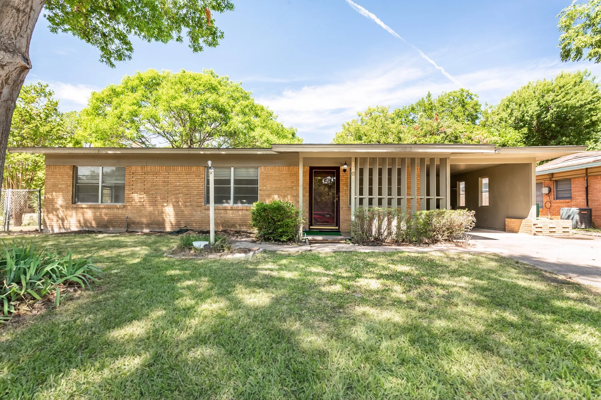 Single Family Residence For Sale in Dallas County , 1203 Sunnybrook Drive, Irving, Texas 75061, 3 Bedroom, 2 Bathroom, Garage spaces, 1,601 Sqft, built in 1956, mls#21367058, Real Estate Agent in Irving, Homes For Sale in Dallas county, Homes For Sale in Irving, Realtor in Irving Texas, Real Estate Brokerage Independent Realty Texas, Luminita Cordes Realtor