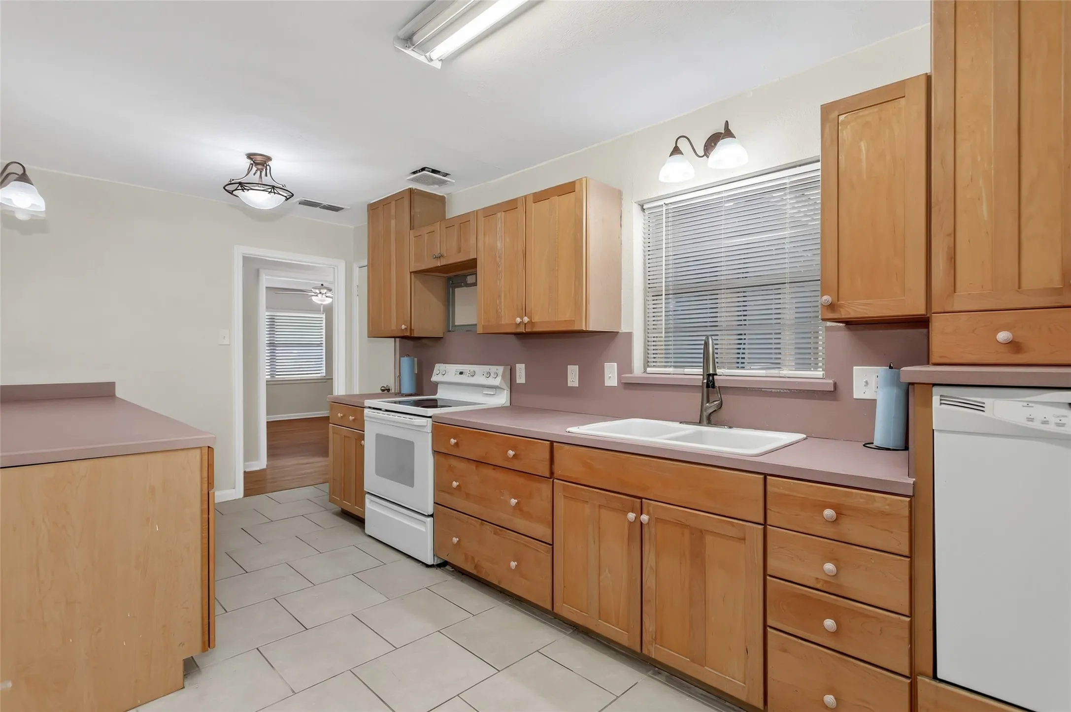 Single Family Residence For Sale in Dallas County , 1203 Sunnybrook Drive, Irving, Texas 75061, 3 Bedroom, 2 Bathroom, Garage spaces, 1,601 Sqft, built in 1956, mls#21367058, Real Estate Agent in Irving, Homes For Sale in Dallas county, Homes For Sale in Irving, Realtor in Irving Texas, Real Estate Brokerage Independent Realty Texas, Luminita Cordes Realtor