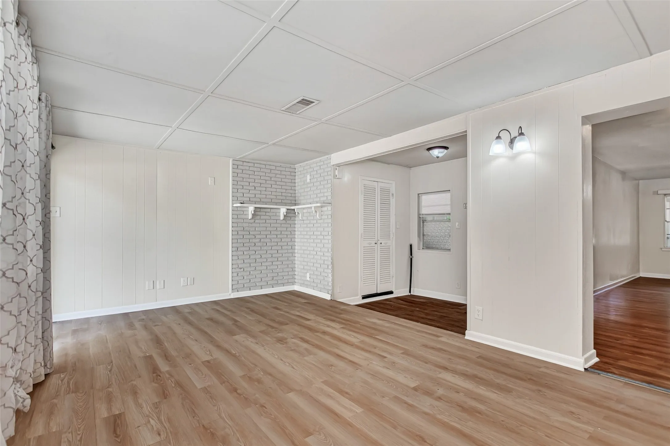 Single Family Residence For Sale in Dallas County , 1203 Sunnybrook Drive, Irving, Texas 75061, 3 Bedroom, 2 Bathroom, Garage spaces, 1,601 Sqft, built in 1956, mls#21367058, Real Estate Agent in Irving, Homes For Sale in Dallas county, Homes For Sale in Irving, Realtor in Irving Texas, Real Estate Brokerage Independent Realty Texas, Luminita Cordes Realtor