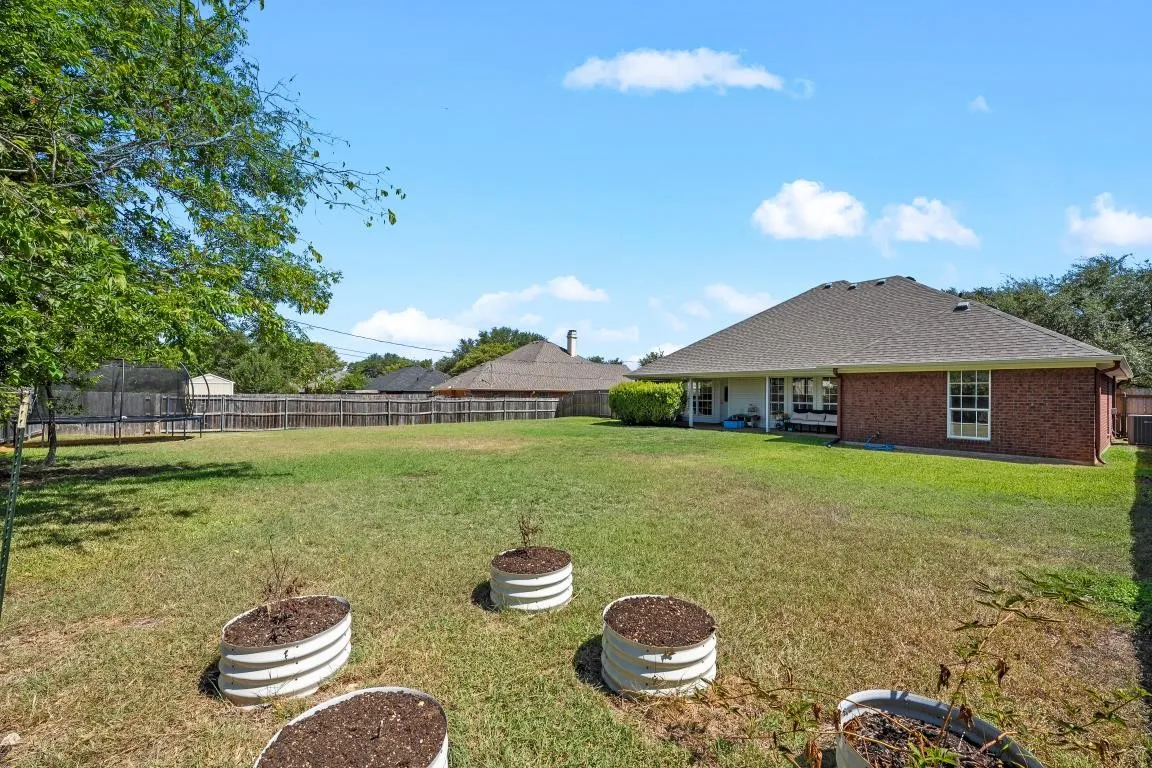 Single Family Residence For Sale in Mc Lennan County , 325 Fannin Drive, Hewitt, Texas 76643, 3 Bedroom, 2 Bathroom, 2 Garage spaces, 1,679 Sqft, built in 1997, mls#21366684, Real Estate Agent in Hewitt, Homes For Sale in Mc Lennan county, Homes For Sale in Hewitt, Realtor in Hewitt Texas, Real Estate Brokerage Independent Realty Texas, Luminita Cordes Realtor