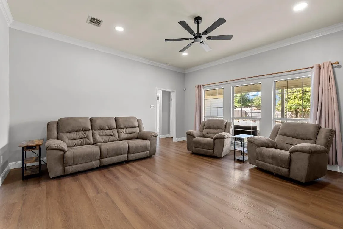 Single Family Residence For Sale in Mc Lennan County , 325 Fannin Drive, Hewitt, Texas 76643, 3 Bedroom, 2 Bathroom, 2 Garage spaces, 1,679 Sqft, built in 1997, mls#21366684, Real Estate Agent in Hewitt, Homes For Sale in Mc Lennan county, Homes For Sale in Hewitt, Realtor in Hewitt Texas, Real Estate Brokerage Independent Realty Texas, Luminita Cordes Realtor