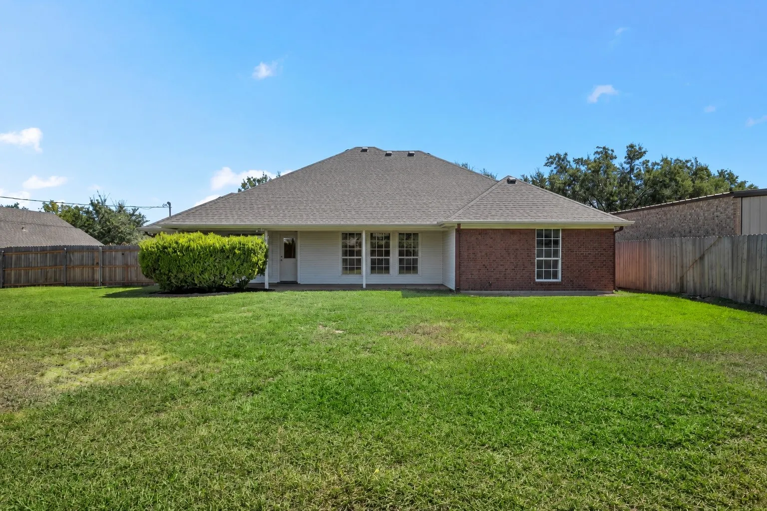 Single Family Residence For Sale in Mc Lennan County , 325 Fannin Drive, Hewitt, Texas 76643, 3 Bedroom, 2 Bathroom, 2 Garage spaces, 1,679 Sqft, built in 1997, mls#21366684, Real Estate Agent in Hewitt, Homes For Sale in Mc Lennan county, Homes For Sale in Hewitt, Realtor in Hewitt Texas, Real Estate Brokerage Independent Realty Texas, Luminita Cordes Realtor