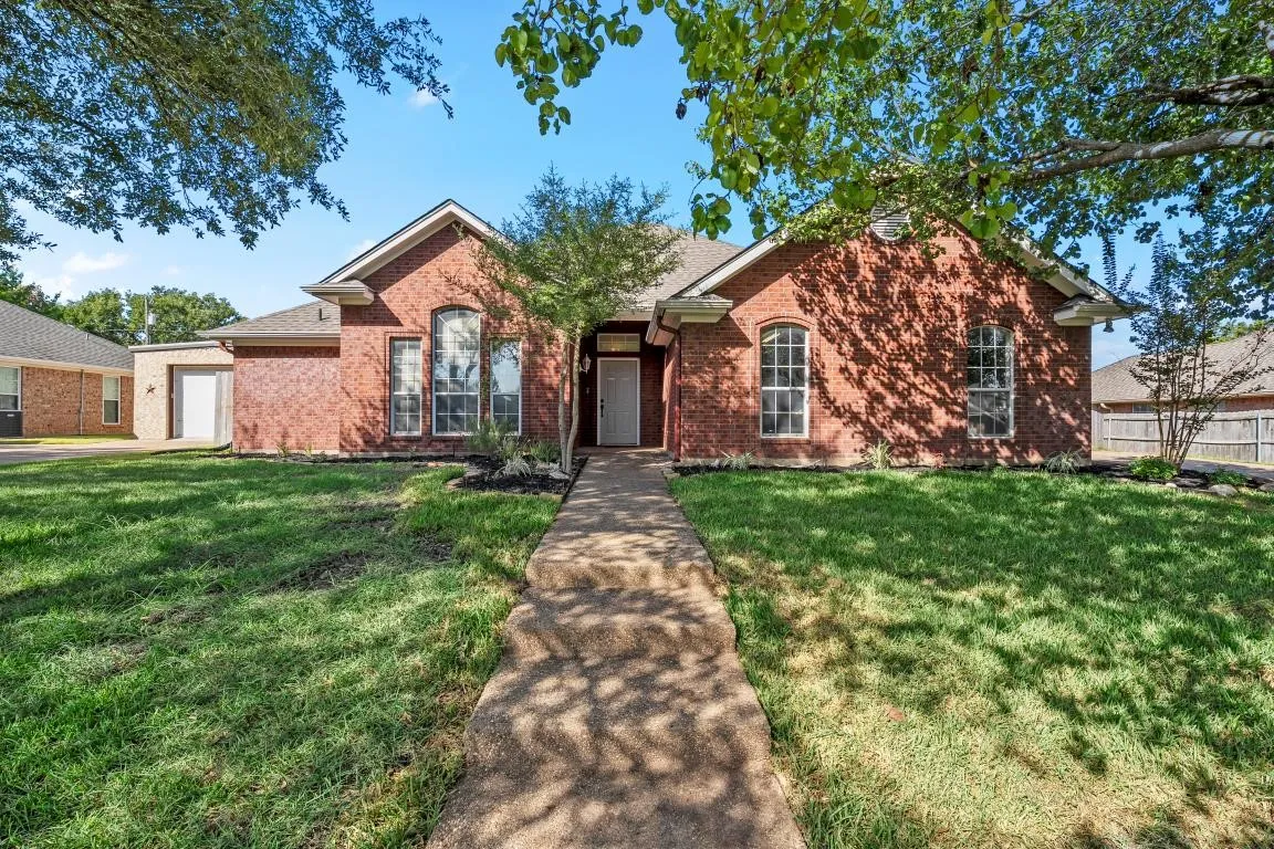 Single Family Residence For Sale in Mc Lennan County , 325 Fannin Drive, Hewitt, Texas 76643, 3 Bedroom, 2 Bathroom, 2 Garage spaces, 1,679 Sqft, built in 1997, mls#21366684, Real Estate Agent in Hewitt, Homes For Sale in Mc Lennan county, Homes For Sale in Hewitt, Realtor in Hewitt Texas, Real Estate Brokerage Independent Realty Texas, Luminita Cordes Realtor