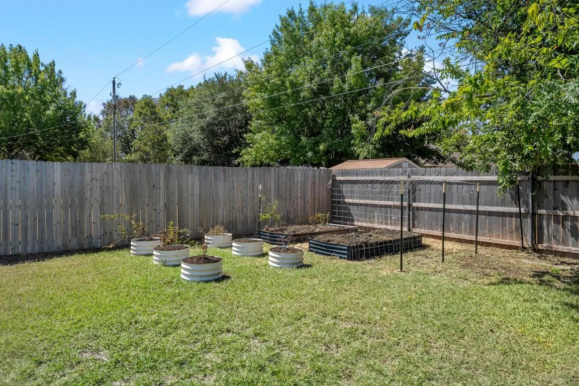 Single Family Residence For Sale in Mc Lennan County , 325 Fannin Drive, Hewitt, Texas 76643, 3 Bedroom, 2 Bathroom, 2 Garage spaces, 1,679 Sqft, built in 1997, mls#21366684, Real Estate Agent in Hewitt, Homes For Sale in Mc Lennan county, Homes For Sale in Hewitt, Realtor in Hewitt Texas, Real Estate Brokerage Independent Realty Texas, Luminita Cordes Realtor