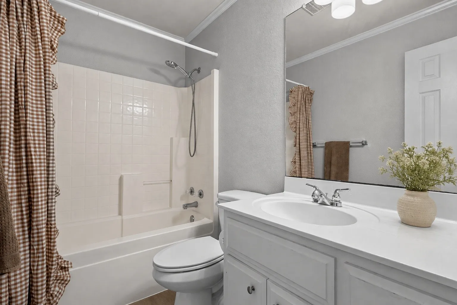Single Family Residence For Sale in Mc Lennan County , 325 Fannin Drive, Hewitt, Texas 76643, 3 Bedroom, 2 Bathroom, 2 Garage spaces, 1,679 Sqft, built in 1997, mls#21366684, Real Estate Agent in Hewitt, Homes For Sale in Mc Lennan county, Homes For Sale in Hewitt, Realtor in Hewitt Texas, Real Estate Brokerage Independent Realty Texas, Luminita Cordes Realtor