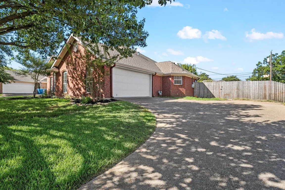 Single Family Residence For Sale in Mc Lennan County , 325 Fannin Drive, Hewitt, Texas 76643, 3 Bedroom, 2 Bathroom, 2 Garage spaces, 1,679 Sqft, built in 1997, mls#21366684, Real Estate Agent in Hewitt, Homes For Sale in Mc Lennan county, Homes For Sale in Hewitt, Realtor in Hewitt Texas, Real Estate Brokerage Independent Realty Texas, Luminita Cordes Realtor