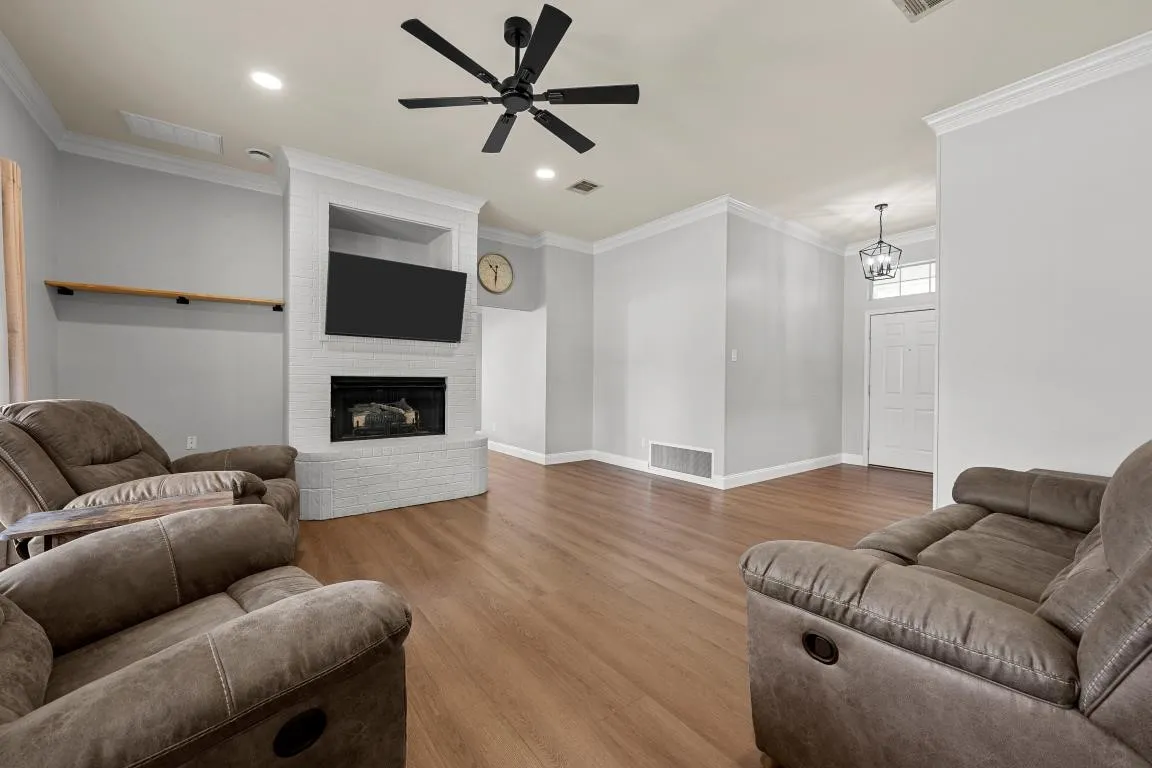 Single Family Residence For Sale in Mc Lennan County , 325 Fannin Drive, Hewitt, Texas 76643, 3 Bedroom, 2 Bathroom, 2 Garage spaces, 1,679 Sqft, built in 1997, mls#21366684, Real Estate Agent in Hewitt, Homes For Sale in Mc Lennan county, Homes For Sale in Hewitt, Realtor in Hewitt Texas, Real Estate Brokerage Independent Realty Texas, Luminita Cordes Realtor