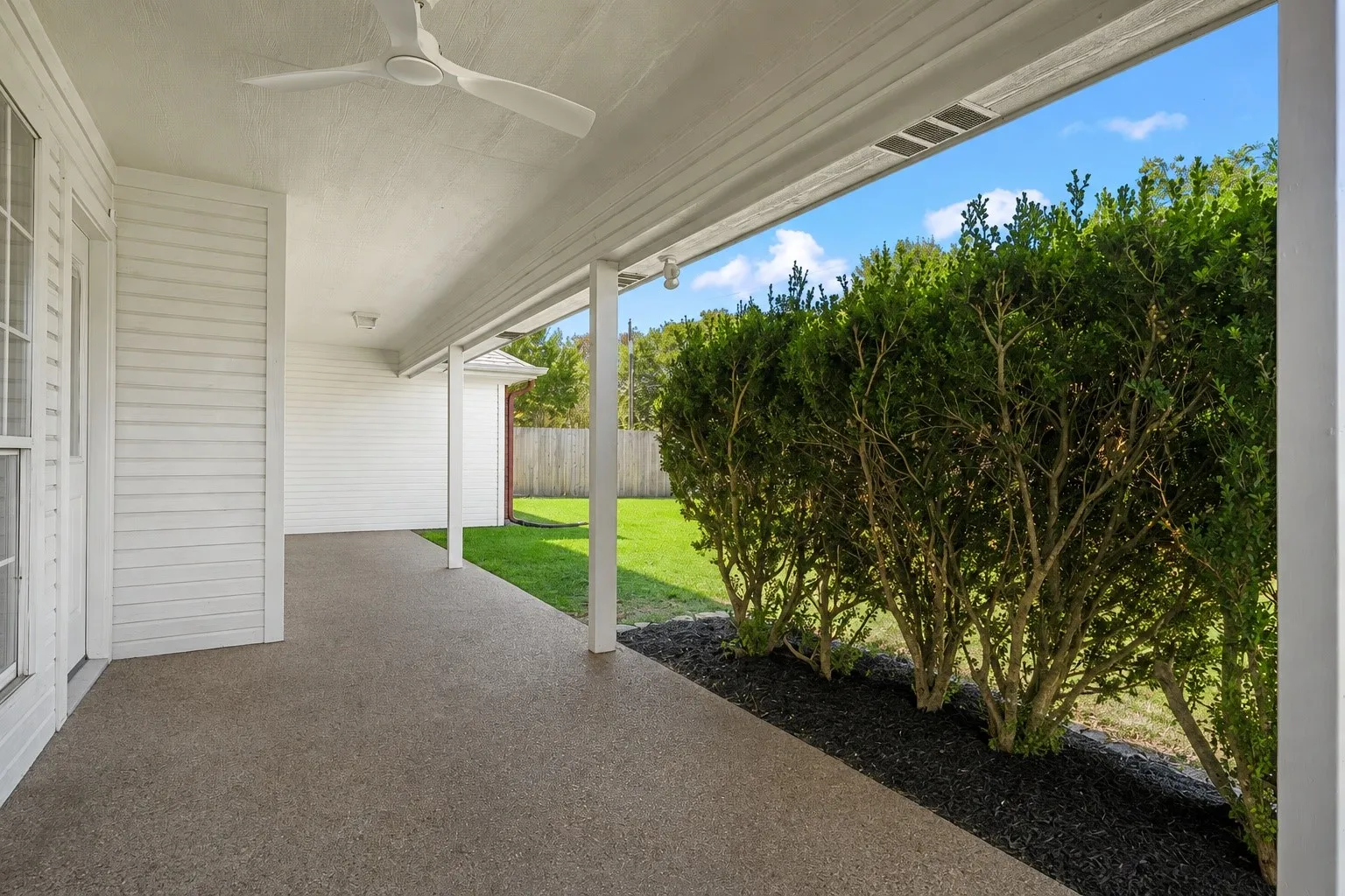 Single Family Residence For Sale in Mc Lennan County , 325 Fannin Drive, Hewitt, Texas 76643, 3 Bedroom, 2 Bathroom, 2 Garage spaces, 1,679 Sqft, built in 1997, mls#21366684, Real Estate Agent in Hewitt, Homes For Sale in Mc Lennan county, Homes For Sale in Hewitt, Realtor in Hewitt Texas, Real Estate Brokerage Independent Realty Texas, Luminita Cordes Realtor