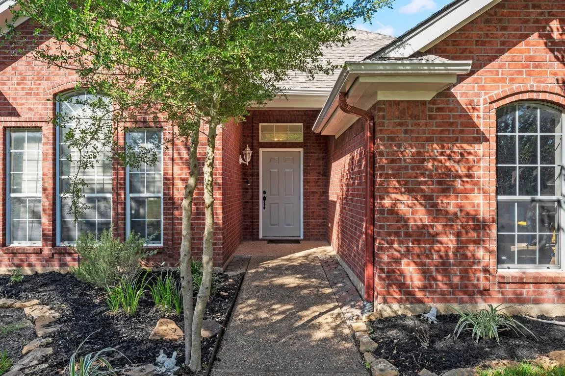 Single Family Residence For Sale in Mc Lennan County , 325 Fannin Drive, Hewitt, Texas 76643, 3 Bedroom, 2 Bathroom, 2 Garage spaces, 1,679 Sqft, built in 1997, mls#21366684, Real Estate Agent in Hewitt, Homes For Sale in Mc Lennan county, Homes For Sale in Hewitt, Realtor in Hewitt Texas, Real Estate Brokerage Independent Realty Texas, Luminita Cordes Realtor