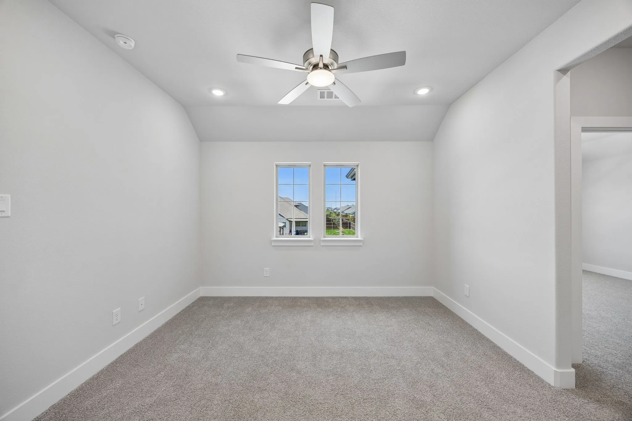 Neutral wall finishes, recessed lighting, ceiling fan, and carpeted flooring