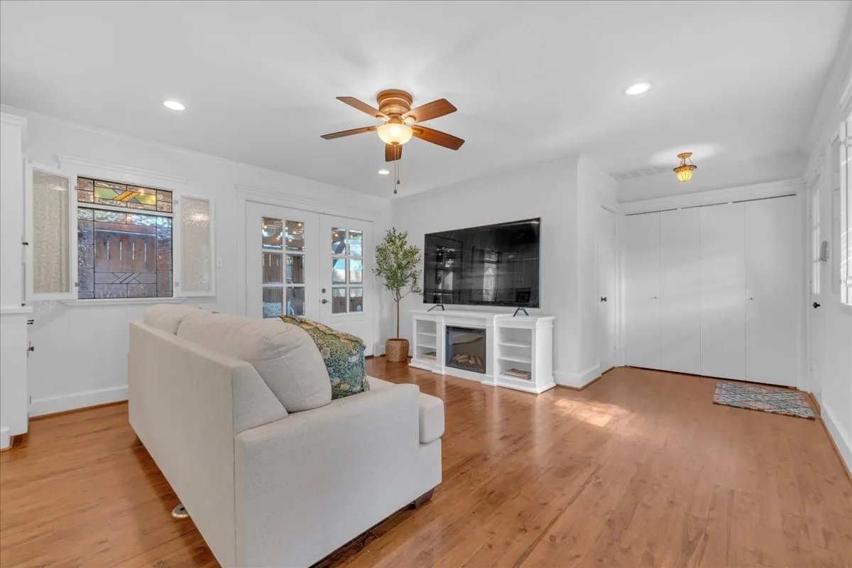Single Family Residence For Sale in Tarrant County , 4532 Pershing Avenue, Fort Worth, Texas 76107, 2 Bedroom, 2 Bathroom, 1 Garage spaces, 1,679 Sqft, built in 1926, mls#21363076, Real Estate Agent in Fort Worth, Homes For Sale in Tarrant county, Homes For Sale in Fort Worth, Realtor in Fort Worth Texas, Real Estate Brokerage Independent Realty Texas, Luminita Cordes Realtor