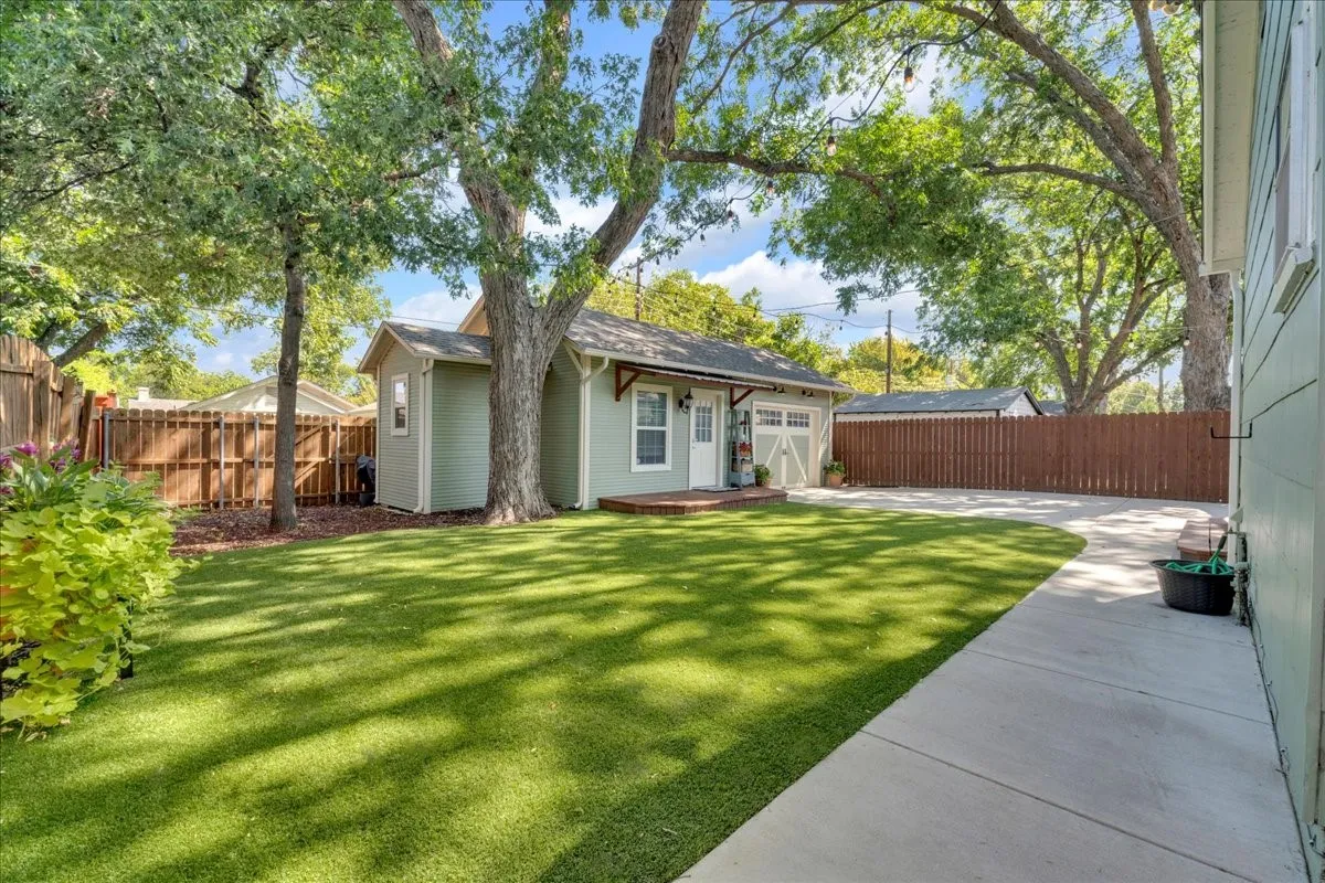Single Family Residence For Sale in Tarrant County , 4532 Pershing Avenue, Fort Worth, Texas 76107, 2 Bedroom, 2 Bathroom, 1 Garage spaces, 1,679 Sqft, built in 1926, mls#21363076, Real Estate Agent in Fort Worth, Homes For Sale in Tarrant county, Homes For Sale in Fort Worth, Realtor in Fort Worth Texas, Real Estate Brokerage Independent Realty Texas, Luminita Cordes Realtor