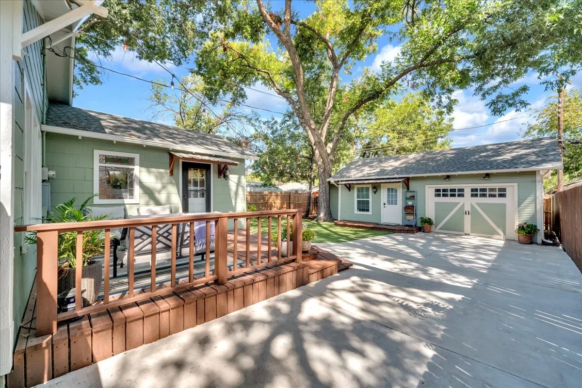 Single Family Residence For Sale in Tarrant County , 4532 Pershing Avenue, Fort Worth, Texas 76107, 2 Bedroom, 2 Bathroom, 1 Garage spaces, 1,679 Sqft, built in 1926, mls#21363076, Real Estate Agent in Fort Worth, Homes For Sale in Tarrant county, Homes For Sale in Fort Worth, Realtor in Fort Worth Texas, Real Estate Brokerage Independent Realty Texas, Luminita Cordes Realtor