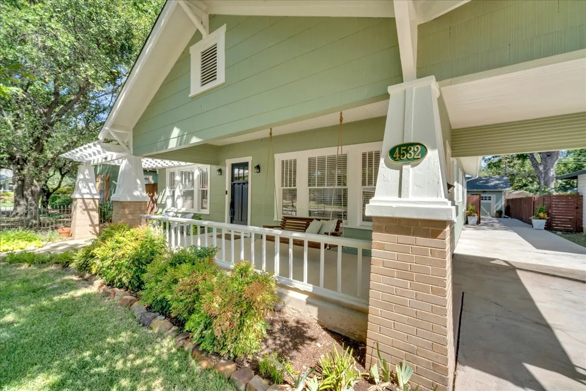 Single Family Residence For Sale in Tarrant County , 4532 Pershing Avenue, Fort Worth, Texas 76107, 2 Bedroom, 2 Bathroom, 1 Garage spaces, 1,679 Sqft, built in 1926, mls#21363076, Real Estate Agent in Fort Worth, Homes For Sale in Tarrant county, Homes For Sale in Fort Worth, Realtor in Fort Worth Texas, Real Estate Brokerage Independent Realty Texas, Luminita Cordes Realtor