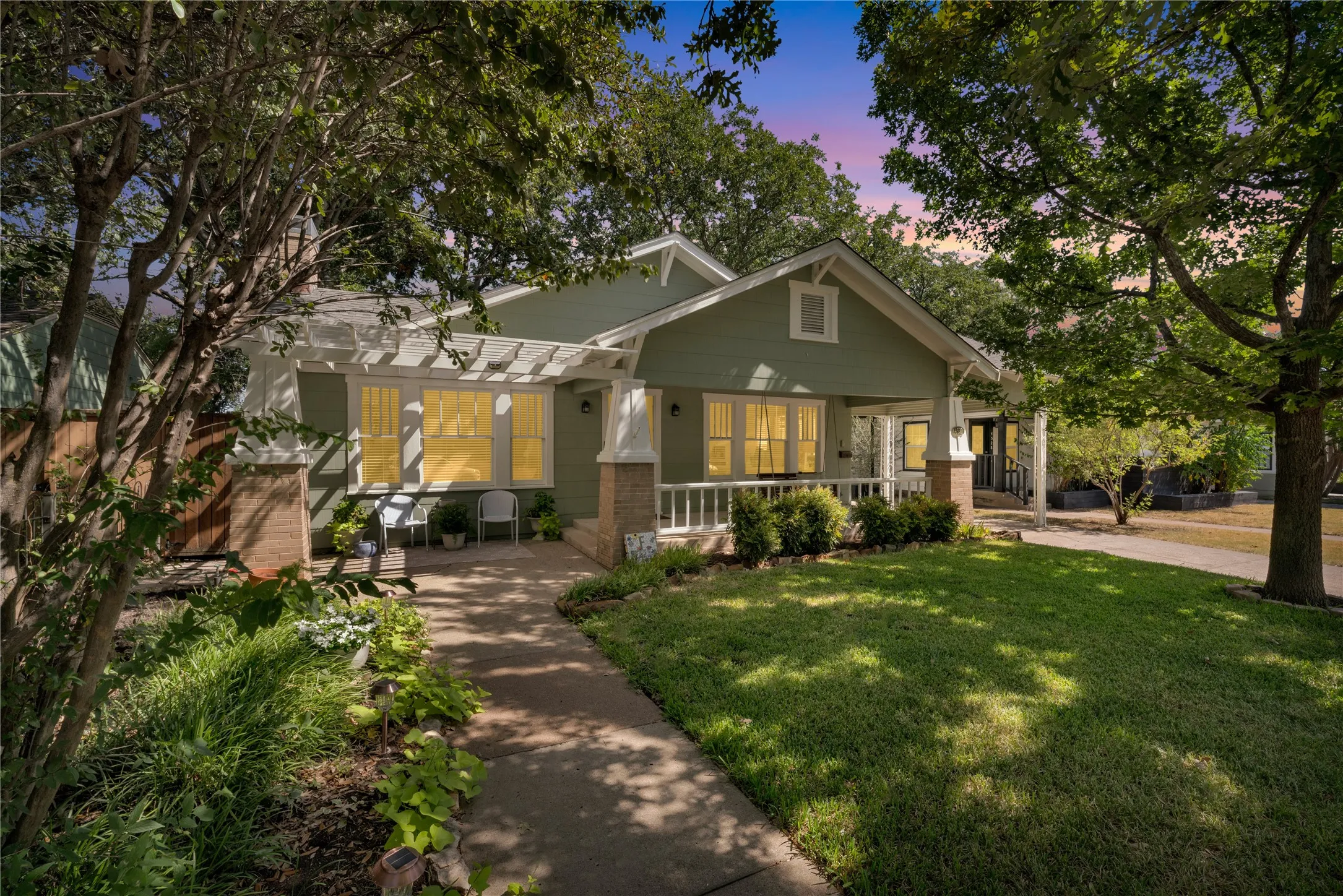 Single Family Residence For Sale in Tarrant County , 4532 Pershing Avenue, Fort Worth, Texas 76107, 2 Bedroom, 2 Bathroom, 1 Garage spaces, 1,679 Sqft, built in 1926, mls#21363076, Real Estate Agent in Fort Worth, Homes For Sale in Tarrant county, Homes For Sale in Fort Worth, Realtor in Fort Worth Texas, Real Estate Brokerage Independent Realty Texas, Luminita Cordes Realtor