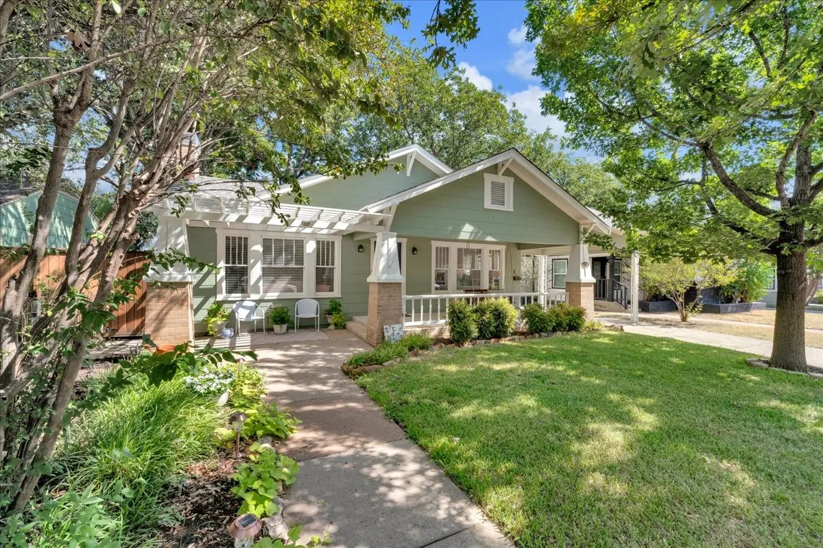 Single Family Residence For Sale in Tarrant County , 4532 Pershing Avenue, Fort Worth, Texas 76107, 2 Bedroom, 2 Bathroom, 1 Garage spaces, 1,679 Sqft, built in 1926, mls#21363076, Real Estate Agent in Fort Worth, Homes For Sale in Tarrant county, Homes For Sale in Fort Worth, Realtor in Fort Worth Texas, Real Estate Brokerage Independent Realty Texas, Luminita Cordes Realtor