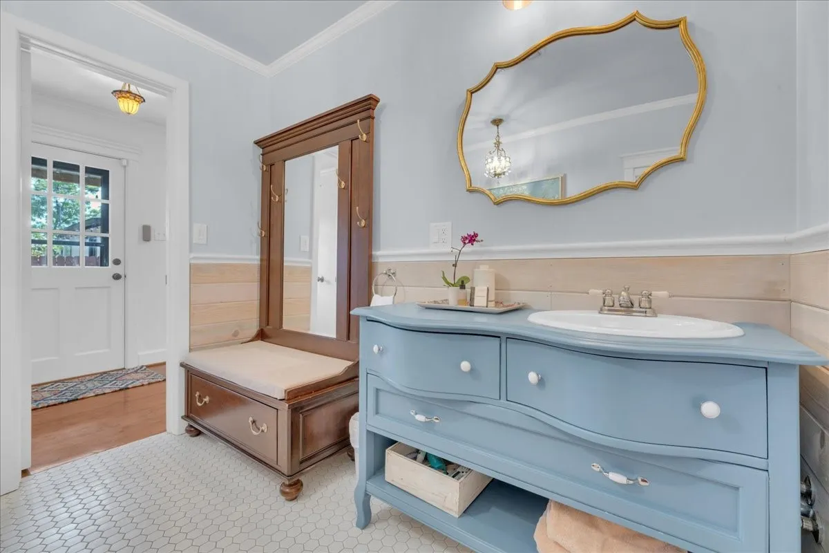Single Family Residence For Sale in Tarrant County , 4532 Pershing Avenue, Fort Worth, Texas 76107, 2 Bedroom, 2 Bathroom, 1 Garage spaces, 1,679 Sqft, built in 1926, mls#21363076, Real Estate Agent in Fort Worth, Homes For Sale in Tarrant county, Homes For Sale in Fort Worth, Realtor in Fort Worth Texas, Real Estate Brokerage Independent Realty Texas, Luminita Cordes Realtor
