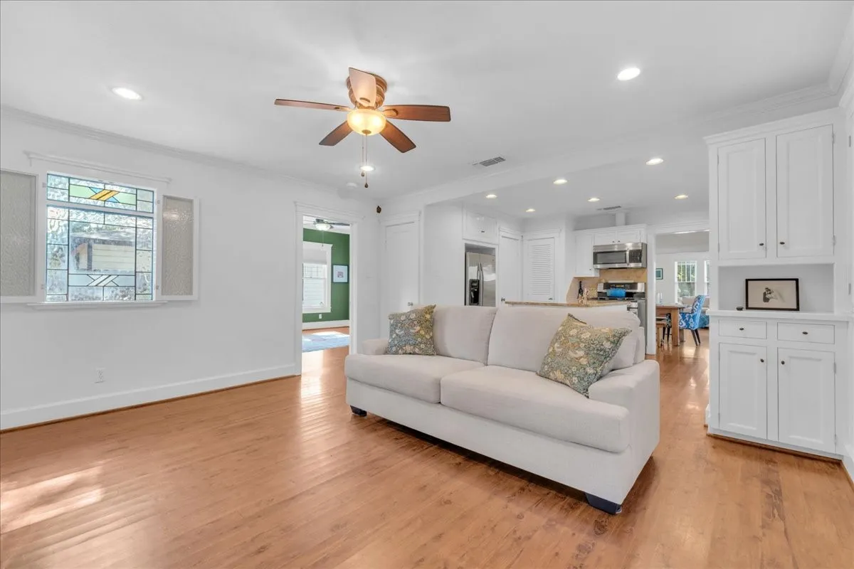 Single Family Residence For Sale in Tarrant County , 4532 Pershing Avenue, Fort Worth, Texas 76107, 2 Bedroom, 2 Bathroom, 1 Garage spaces, 1,679 Sqft, built in 1926, mls#21363076, Real Estate Agent in Fort Worth, Homes For Sale in Tarrant county, Homes For Sale in Fort Worth, Realtor in Fort Worth Texas, Real Estate Brokerage Independent Realty Texas, Luminita Cordes Realtor