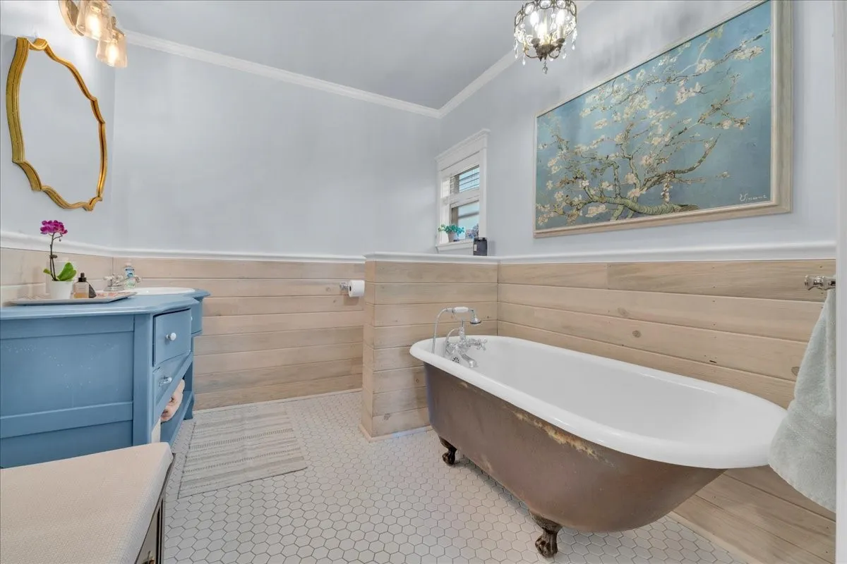 Single Family Residence For Sale in Tarrant County , 4532 Pershing Avenue, Fort Worth, Texas 76107, 2 Bedroom, 2 Bathroom, 1 Garage spaces, 1,679 Sqft, built in 1926, mls#21363076, Real Estate Agent in Fort Worth, Homes For Sale in Tarrant county, Homes For Sale in Fort Worth, Realtor in Fort Worth Texas, Real Estate Brokerage Independent Realty Texas, Luminita Cordes Realtor